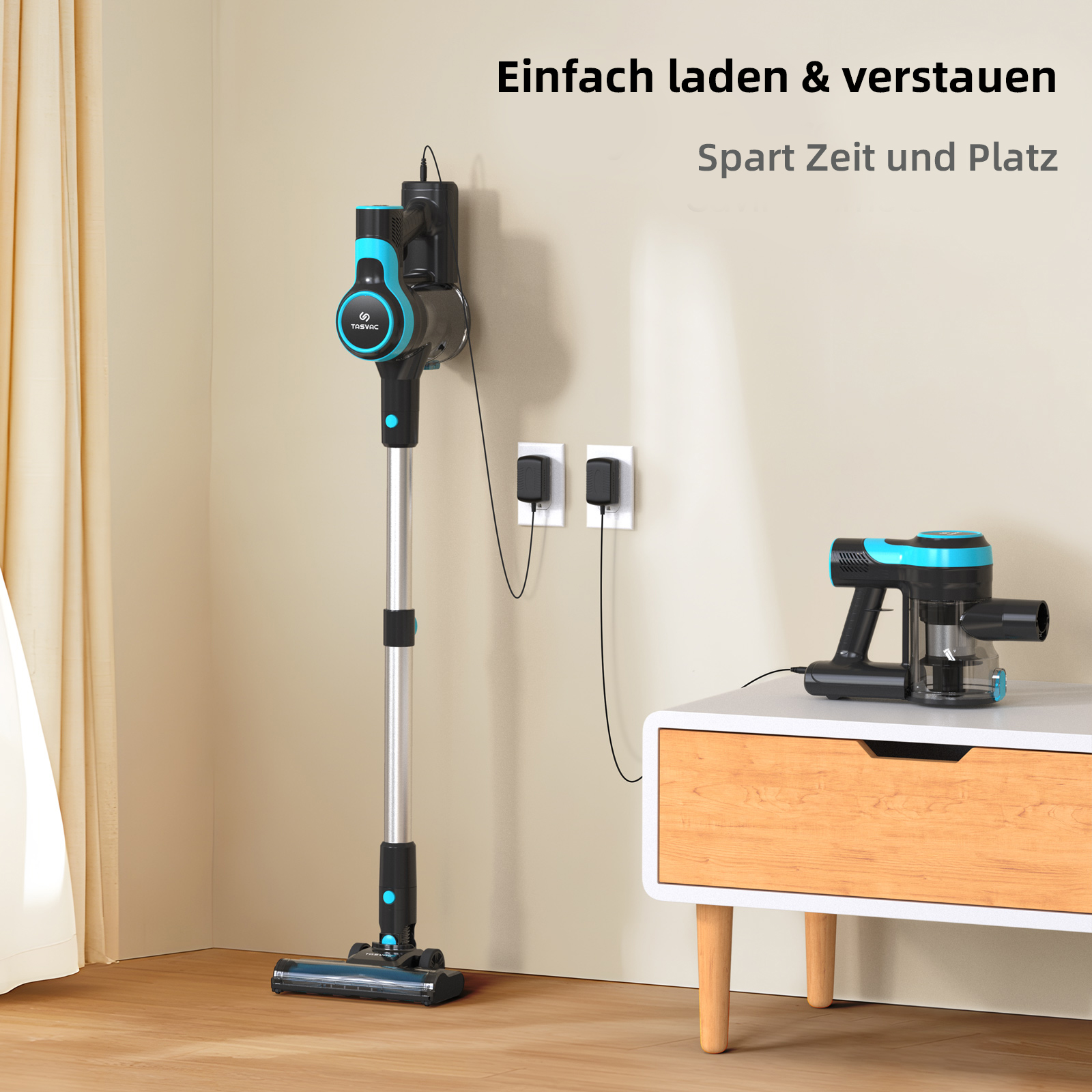 Ein kabelloser Staubsauger wird an einer Wandhalterung aufgeladen, ein anderer steht auf einem Tisch. Die Szene spielt sich in Innenräumen ab.