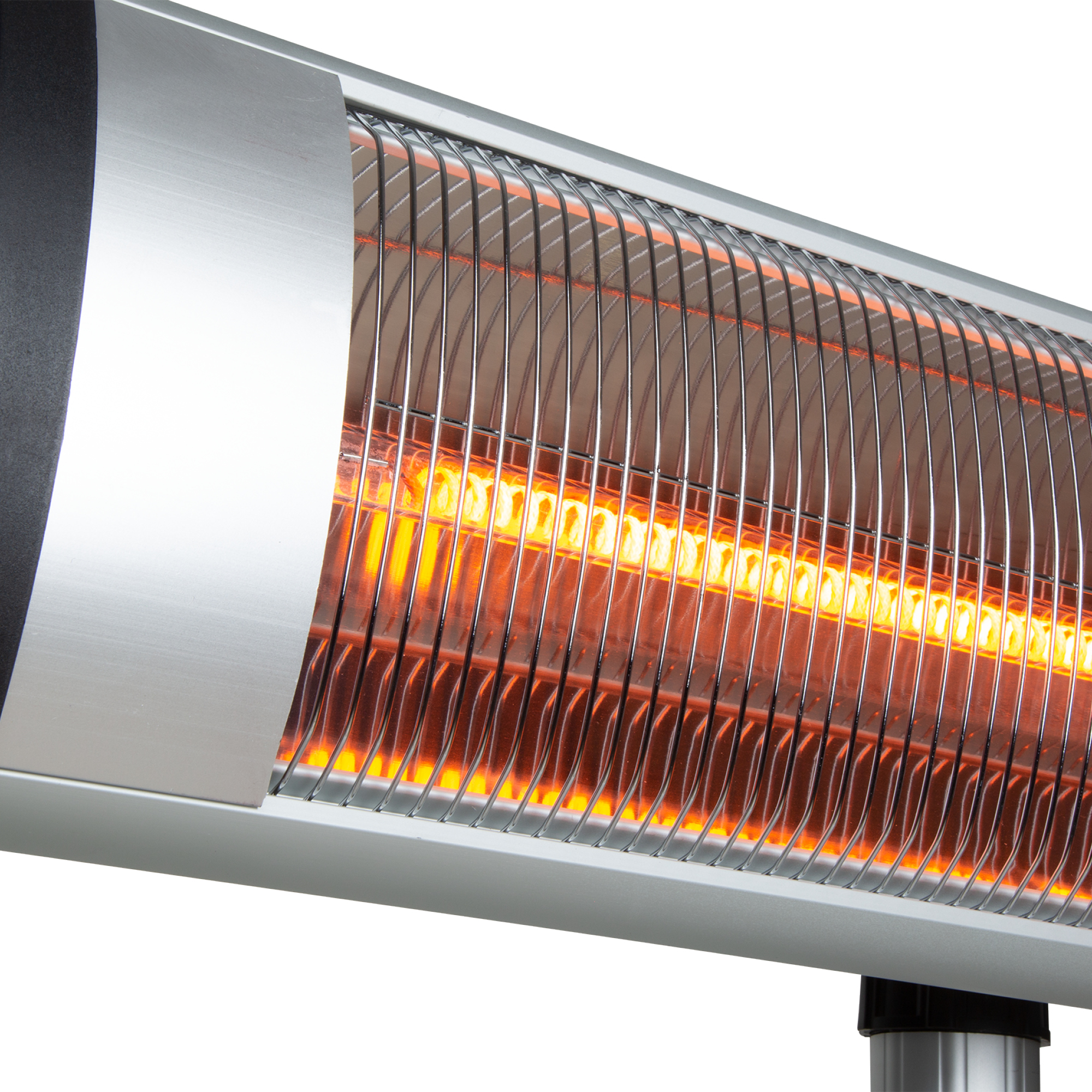 Nahaufnahme eines silbernen Elektroheizers mit glühendem orangefarbenem Heizelement hinter Metallstäben.