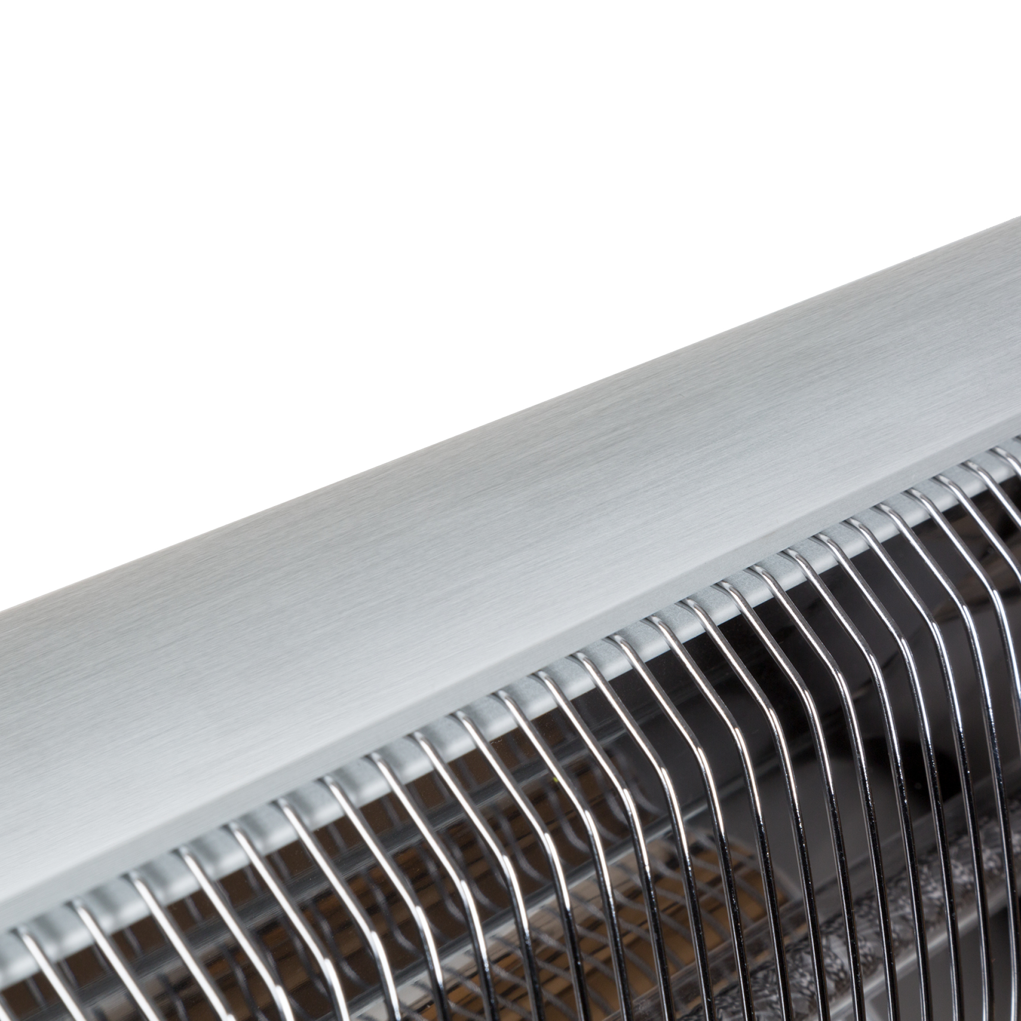 Nahaufnahme eines silbernen Heizgeräts. Die Oberseite ist eine gebürstete Metalloberfläche, darunter parallele Metallstäbe. Weißer Hintergrund.