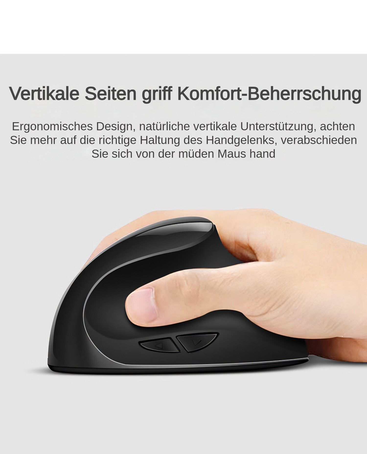 Eine Hand hält eine schwarze, vertikale ergonomische Maus. Die Maus hat Tasten. Der Hintergrund ist weiß.