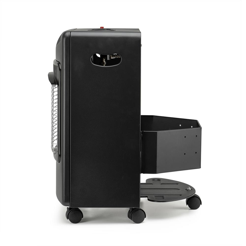 Un calefactor negro para exteriores sobre ruedas. Tiene un cuerpo alto y rectangular con un soporte para botellas de gas y un elemento calefactor.