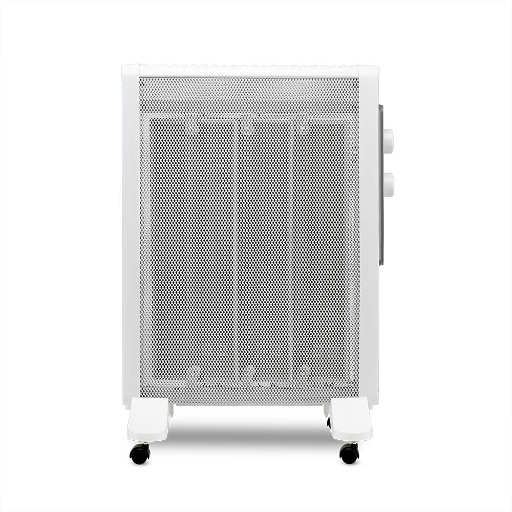Un calefactor eléctrico blanco con panel frontal perforado y perillas de control. Tiene ruedas para movilidad.