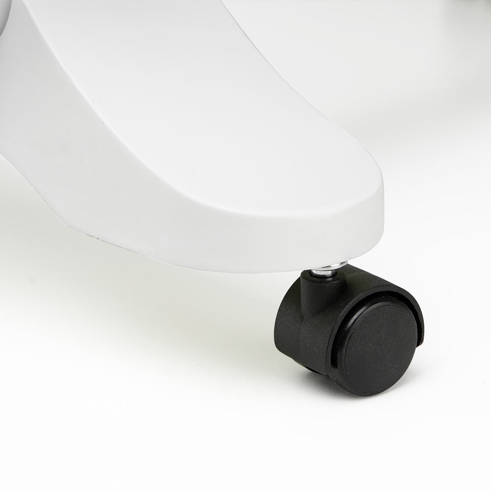 Primer plano de una pata de silla blanca con una rueda giratoria negra sobre una superficie blanca. La pata está curvada.