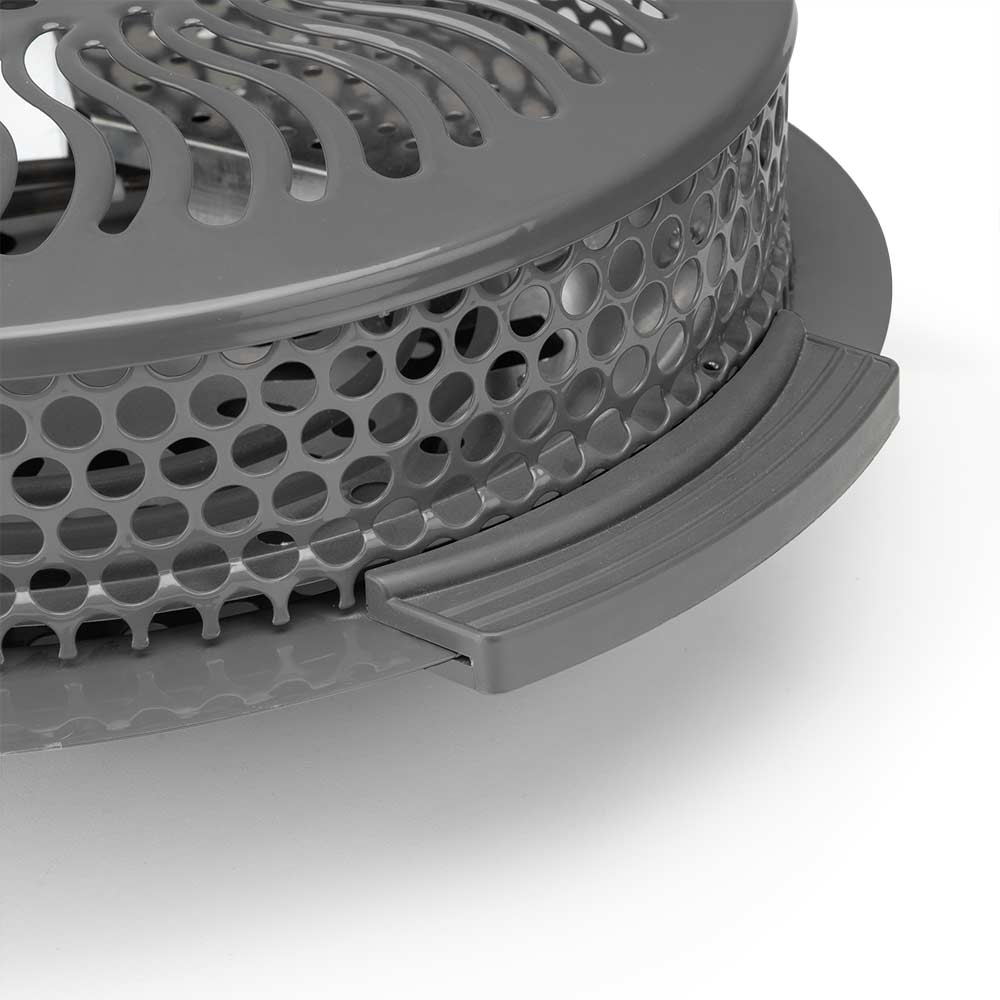 Primer plano de una cesta de freidora de aire gris. Tiene un cuerpo de metal perforado con asa y una parte superior ranurada.