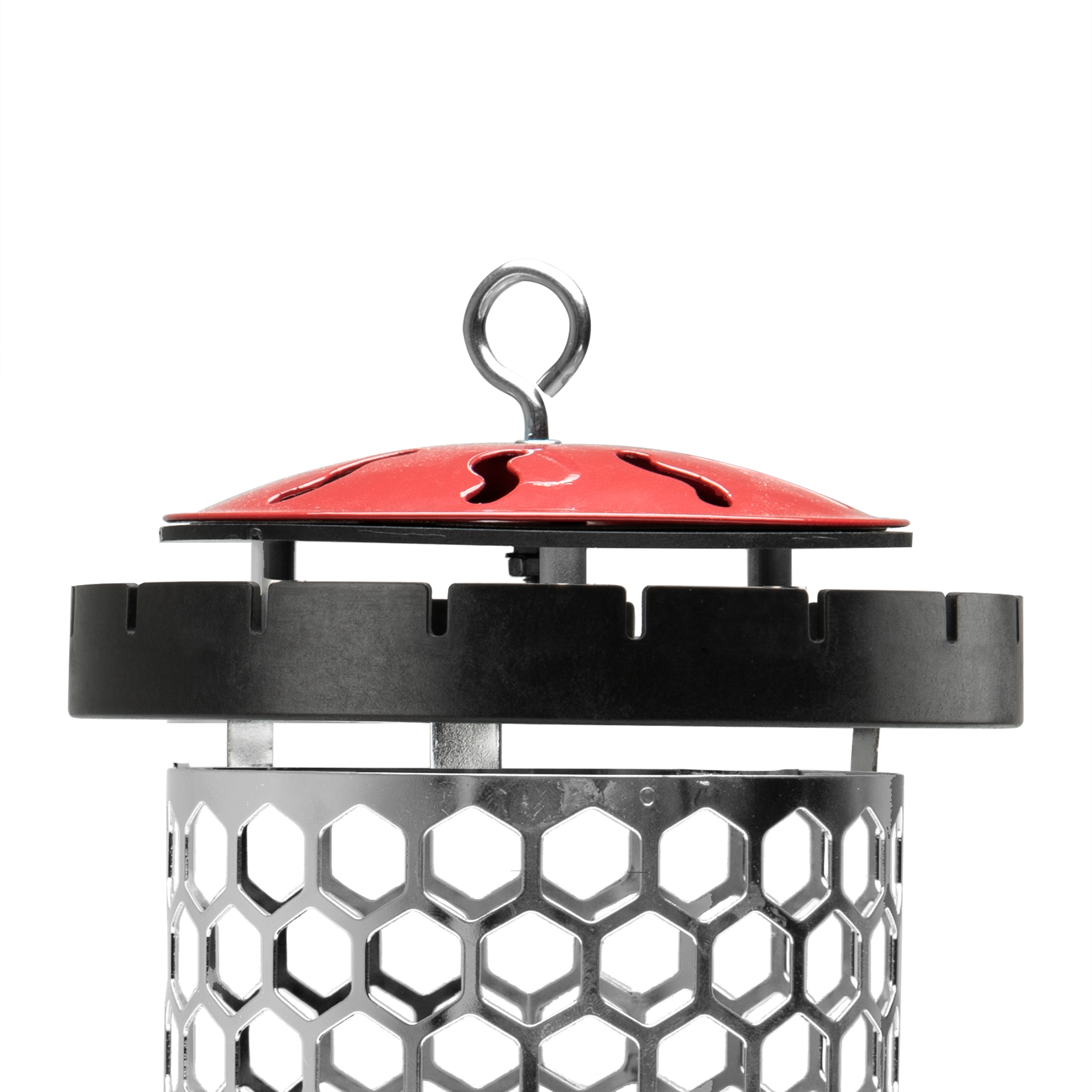 Una trampa para insectos de metal. Tiene una tapa roja con agujeros, un borde negro y un cuerpo con patrón de panal.