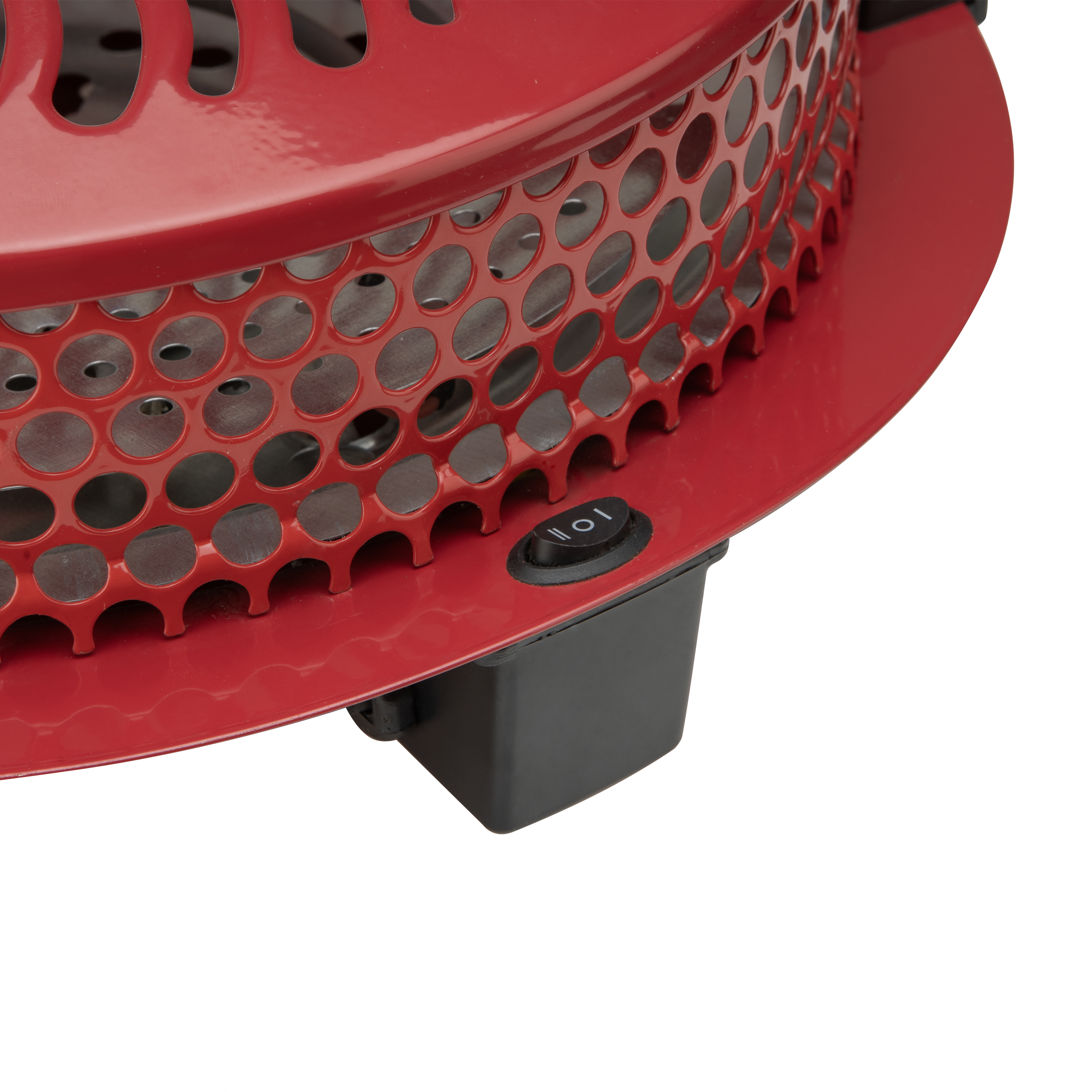 Primer plano de un electrodoméstico rojo. Presenta una superficie metálica perforada, un borde rojo y un interruptor de encendido/apagado negro.