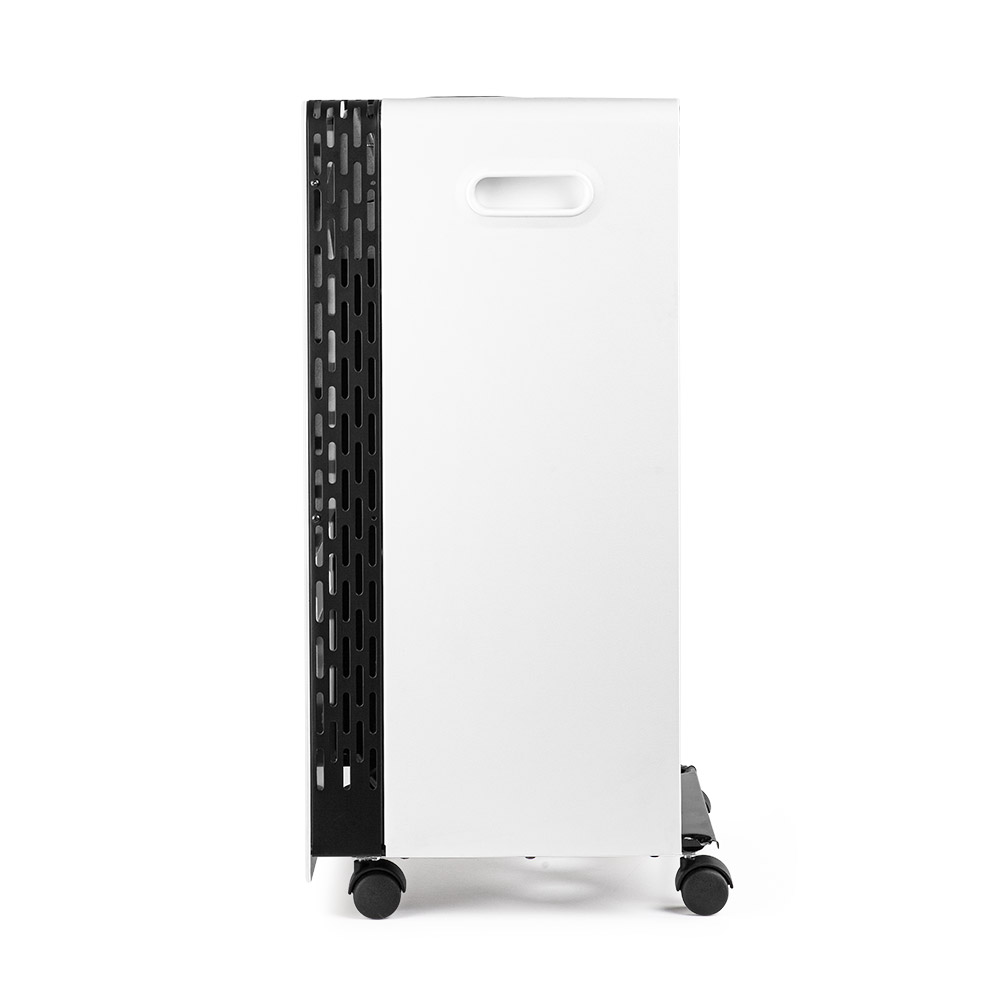 Un purificador de aire blanco con un panel lateral negro. Tiene un asa y se apoya en pequeñas ruedas negras. El fondo es blanco.