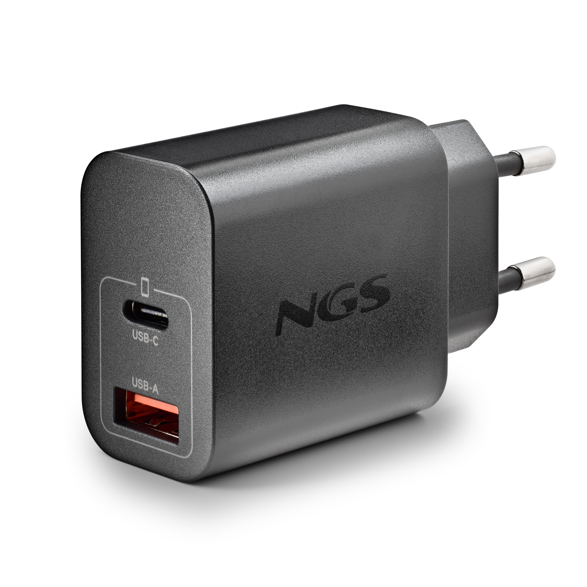 Un caricabatterie USB NGS grigio scuro con una porta USB-C e una porta USB-A. La spina è a destra.