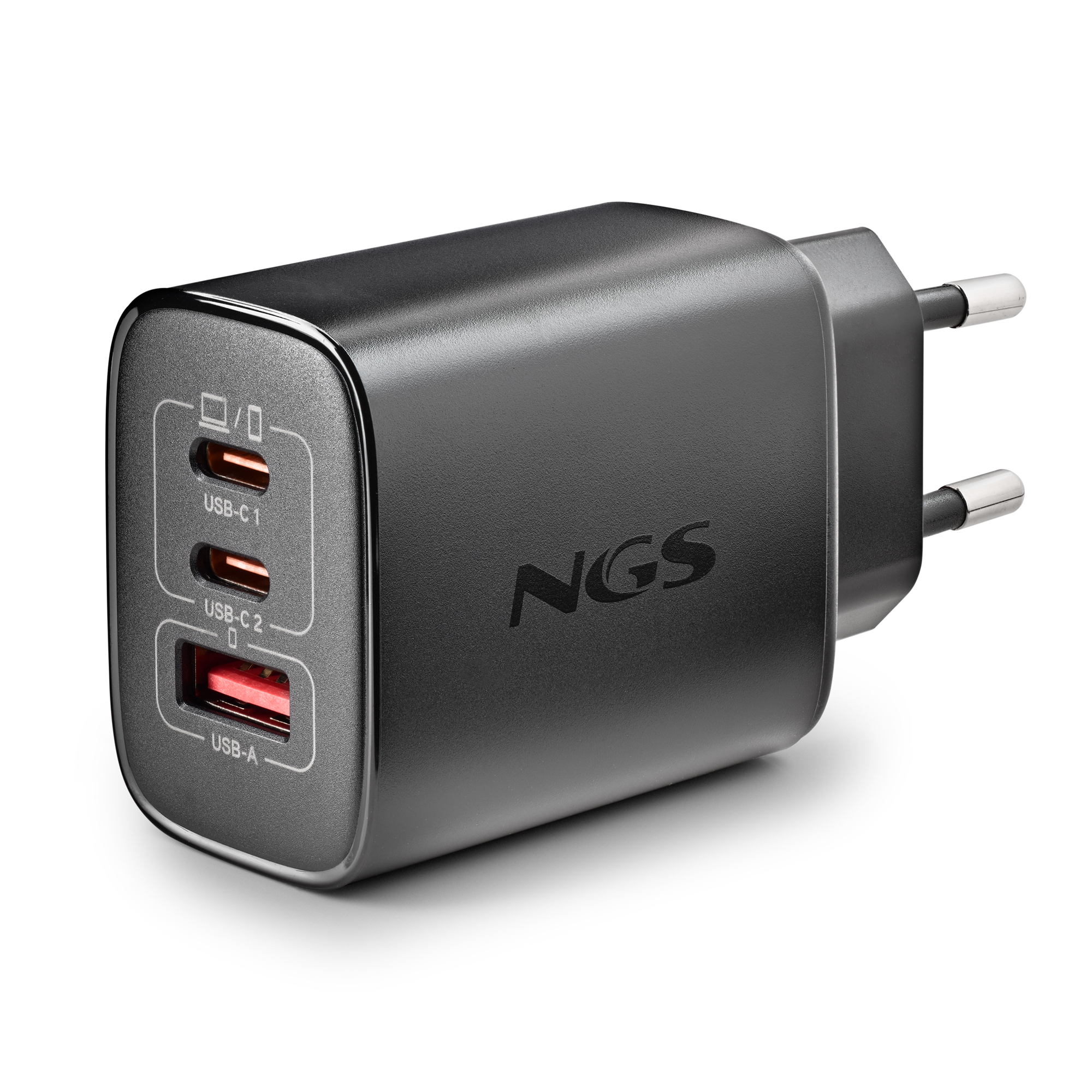 Un cargador USB NGS negro con 3 puertos: 2 USB-C y 1 USB-A. Tiene un enchufe en el lado derecho y fondo blanco.