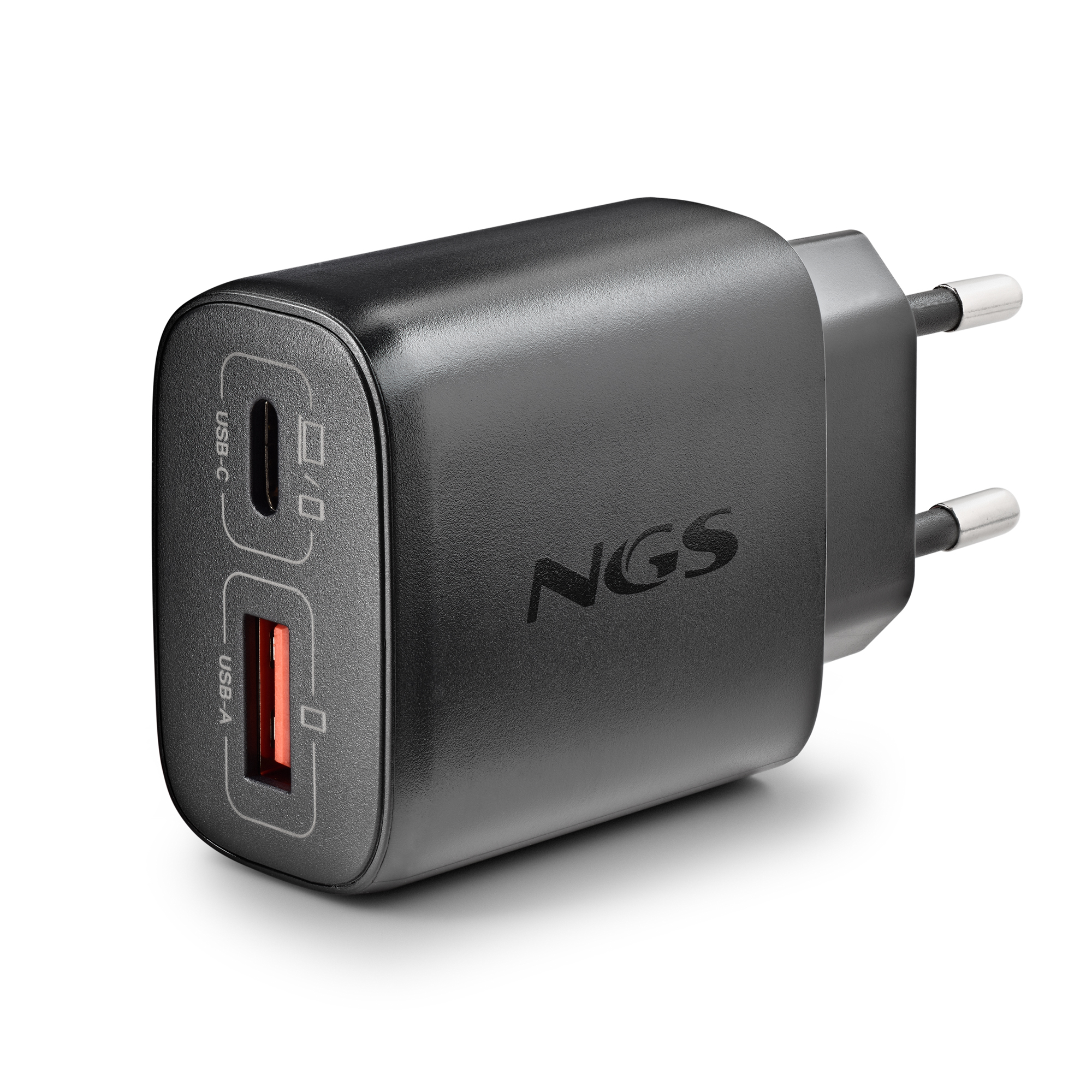 Un cargador USB NGS negro con puertos USB-C y USB-A, un enchufe y el logotipo de NGS.