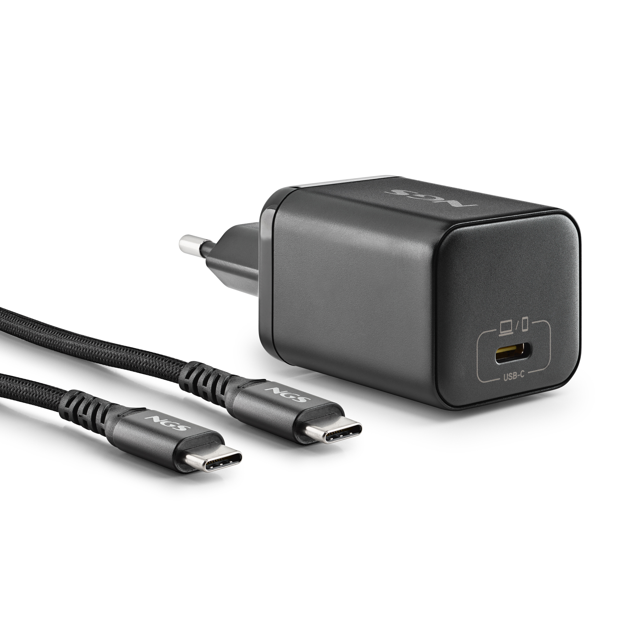 Un caricabatterie USB-C NGS nero con cavo. Il caricabatterie è a destra, il cavo a sinistra.