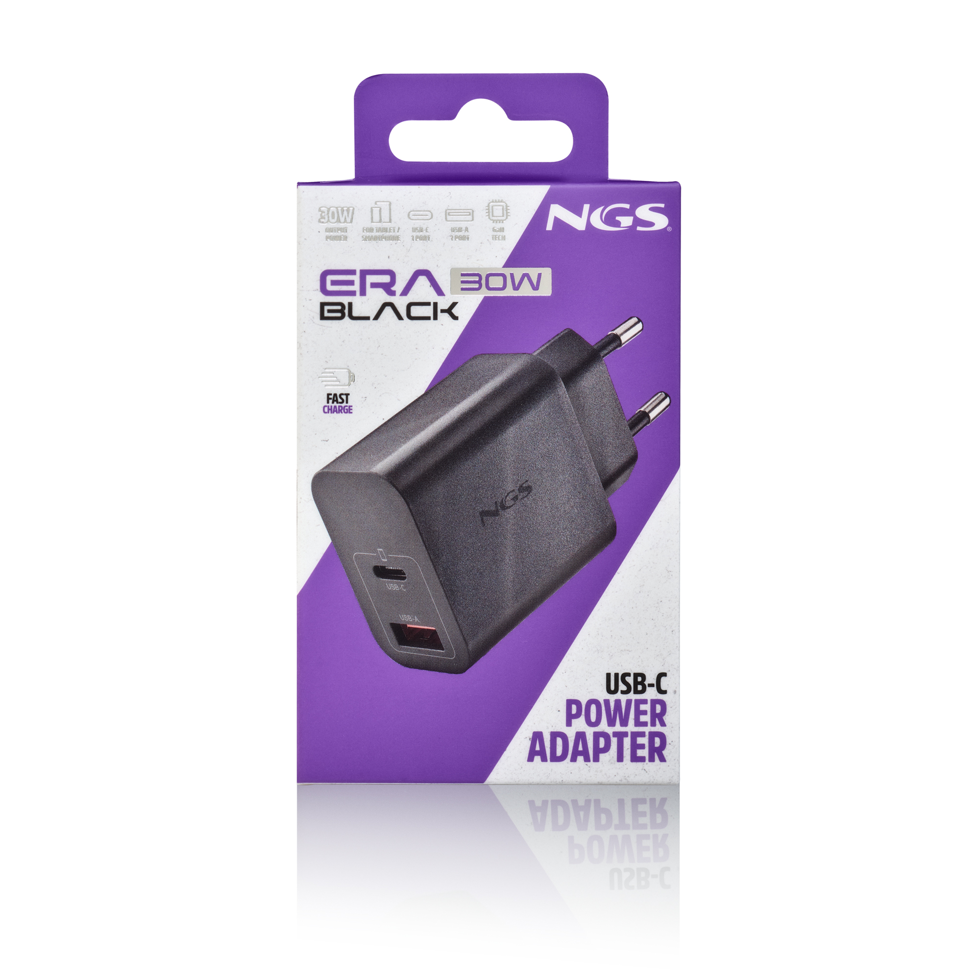 Un adattatore di alimentazione USB-C NGS Era 30W nero nella sua scatola. La scatola è viola e bianca.