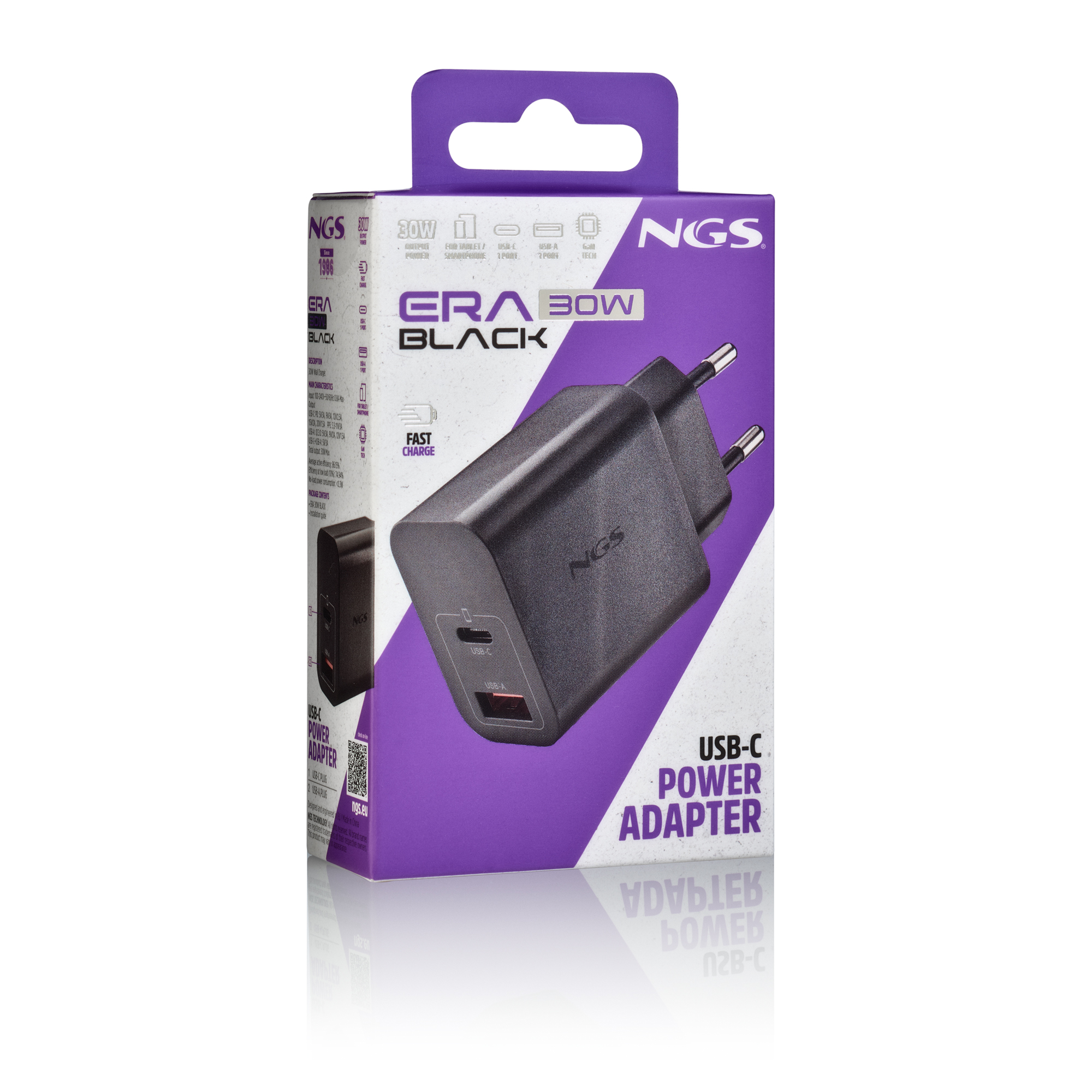 Un adattatore di alimentazione USB-C NGS Era 30W nero su sfondo bianco. La scatola è viola e bianca.