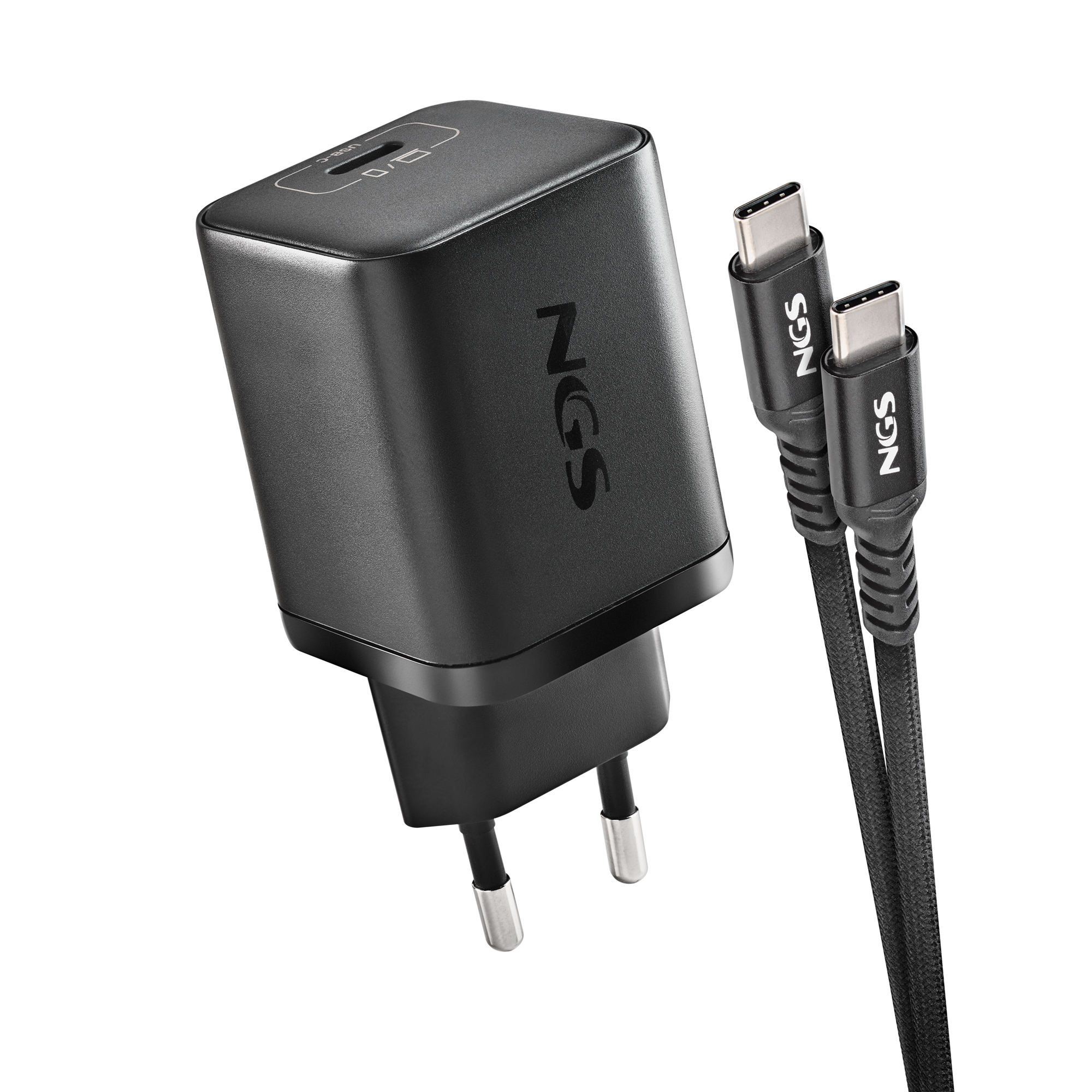 Un caricabatterie NGS nero con due cavi USB-C. Il caricabatterie ha una spina europea. Il marchio è visibile.