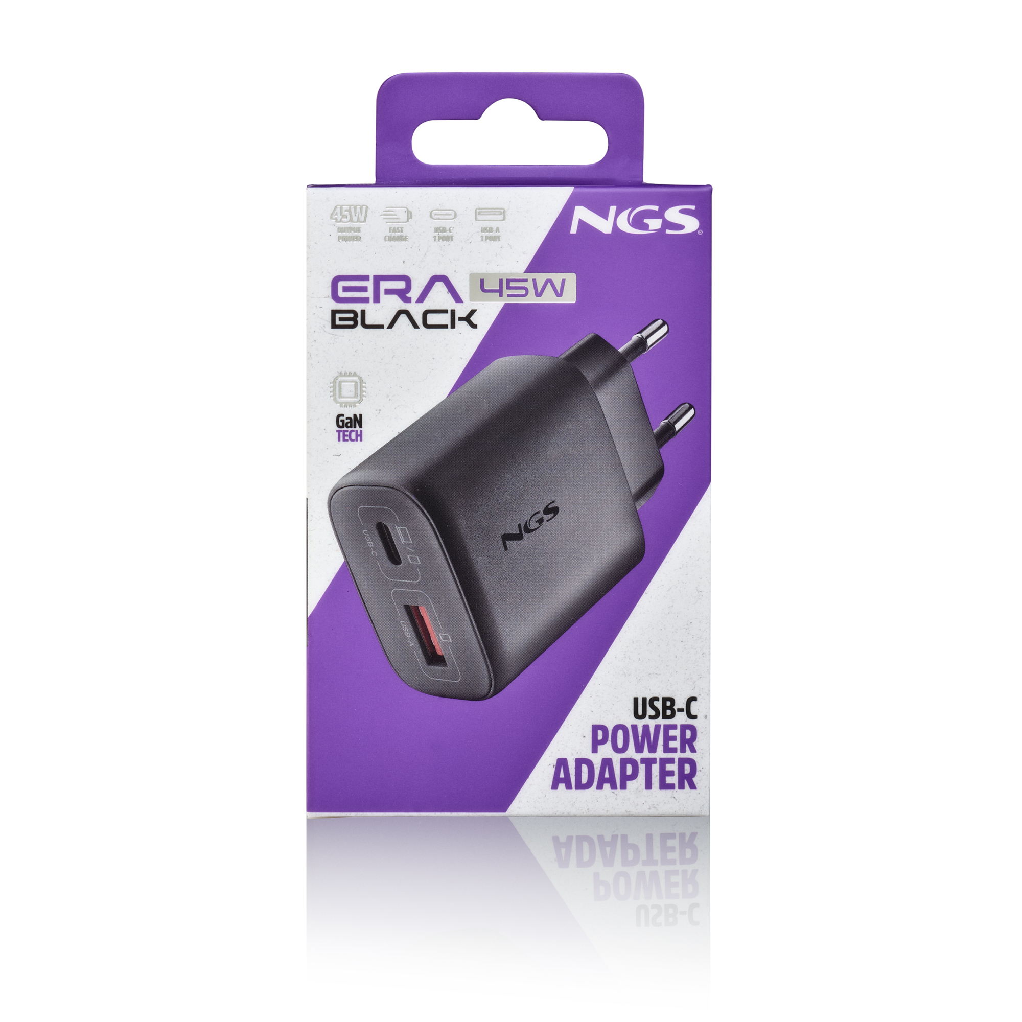 Un adaptador de corriente USB-C NGS Era 45W negro sobre un fondo blanco con detalles morados, caja del producto.