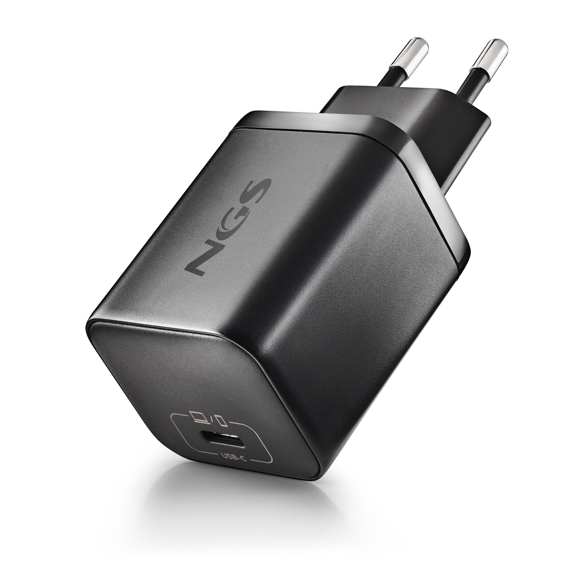 Un caricatore USB-C NGS nero. Ha due spine argentate e la porta USB-C è visibile.