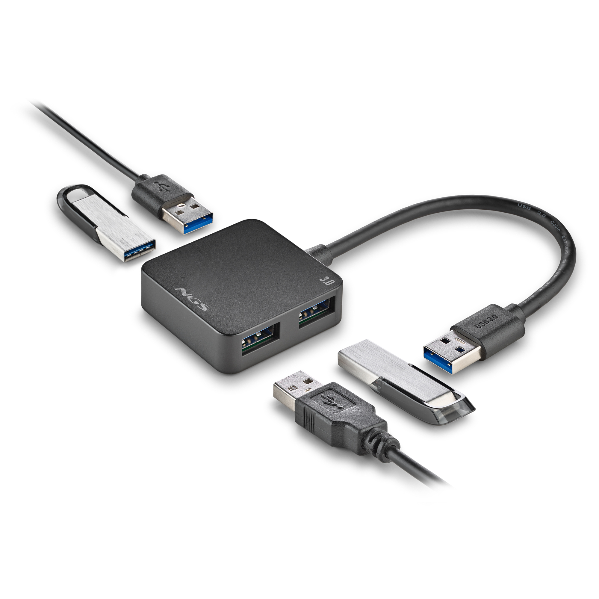 Ein schwarzer USB-Hub mit mehreren USB-Anschlüssen. USB-Sticks und USB-Kabel sind ebenfalls vorhanden.