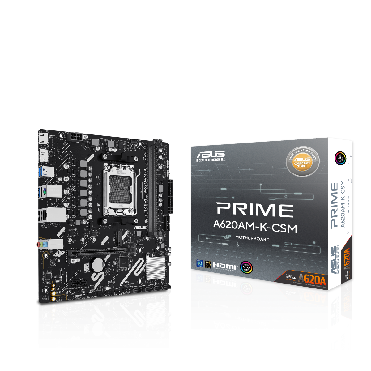 Una scheda madre ASUS PRIME A620AM-K-CSM nera e la sua scatola sono su una superficie bianca. La scatola ha lo stesso nome.