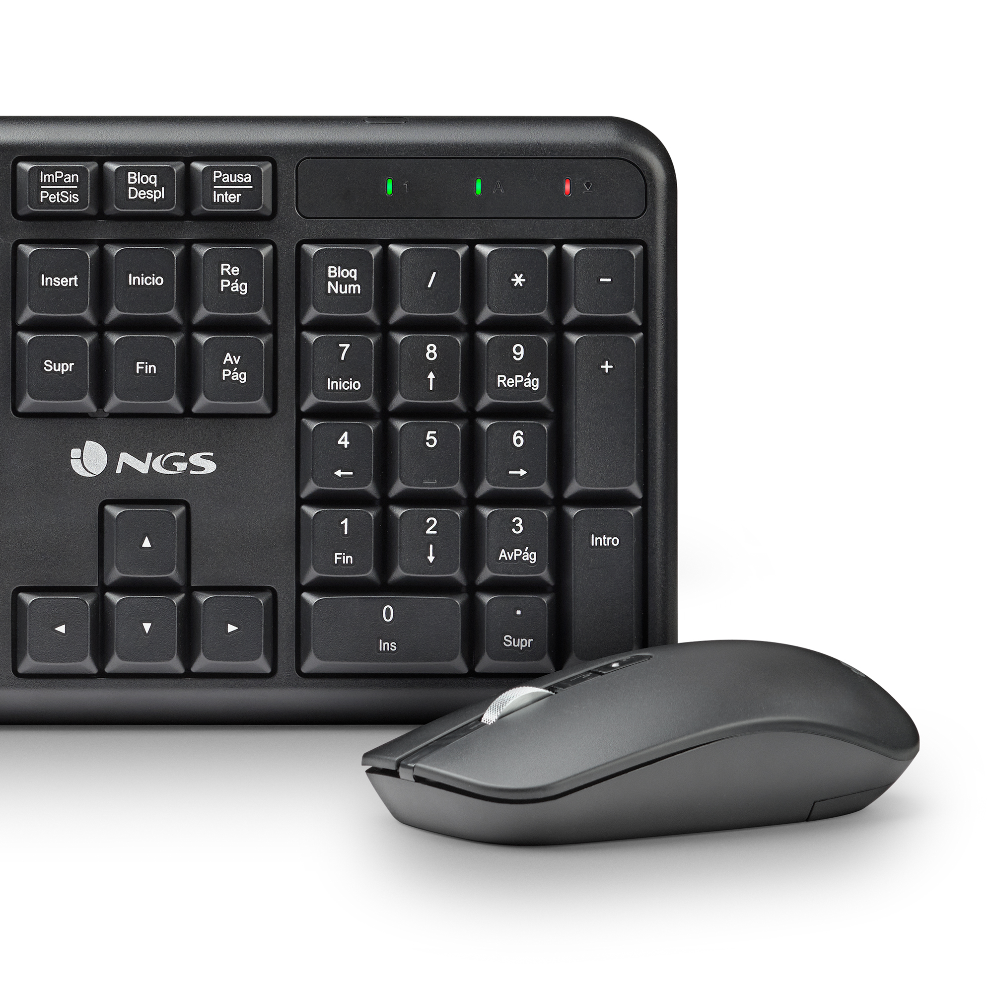 Set tastiera e mouse neri. I tasti della tastiera sono etichettati. Il mouse ha una rotella.