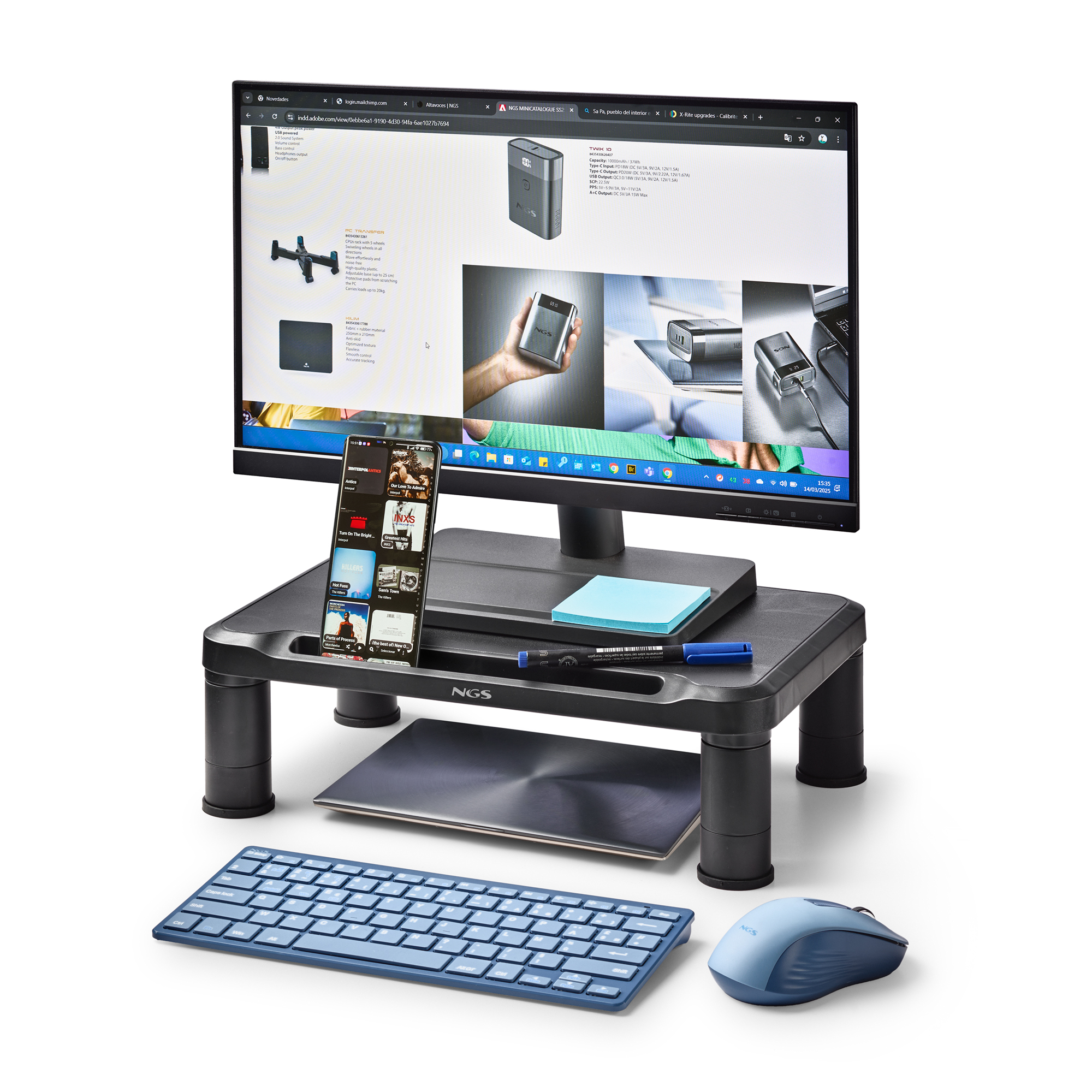 Computer-Setup mit Monitor, Tastatur, Maus, Telefon und Monitorständer auf weißer Oberfläche.