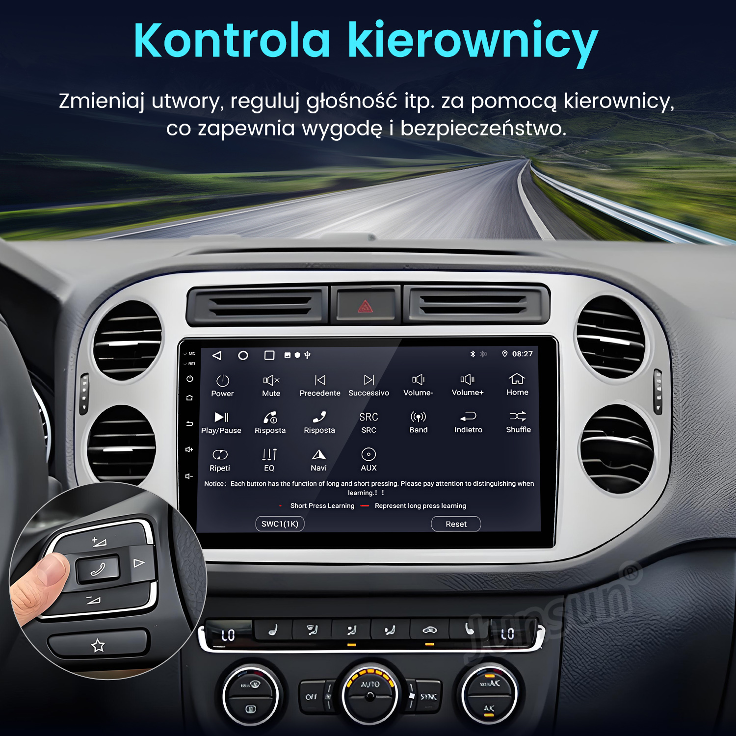 Panel samochodowy z ekranem. Ręka naciska przycisk na kierownicy. Widoczne przyciski sterowania.