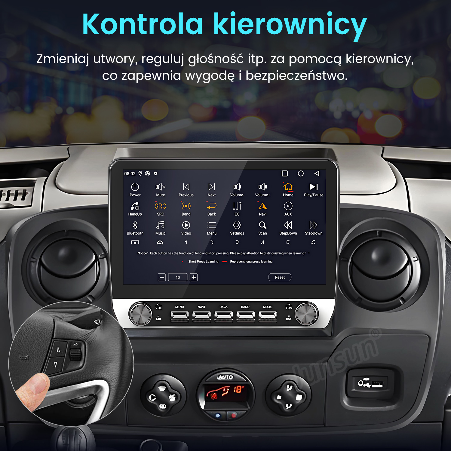 Deska rozdzielcza samochodu z ekranem, elementami sterującymi, kierownicą z przyciskami i ręką naciskającą przycisk.