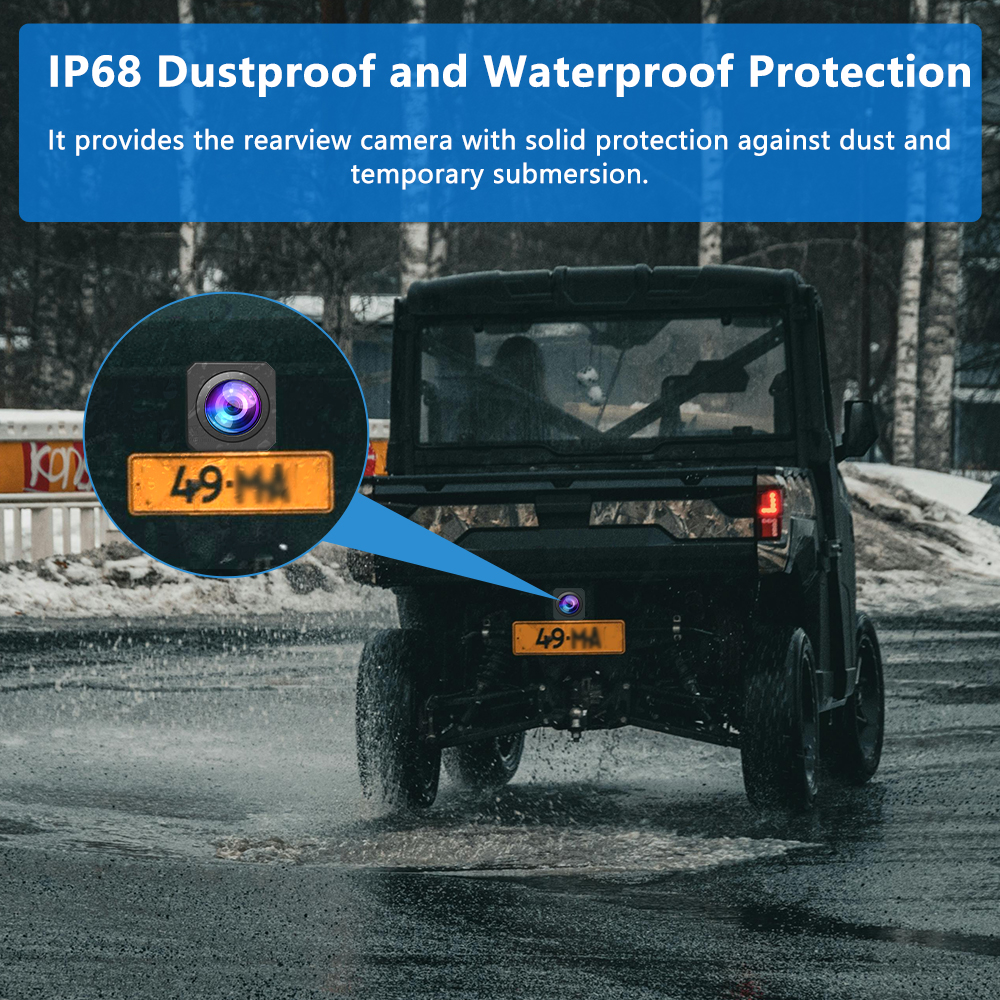 Tył pojazdu, z wyróżnioną tablicą rejestracyjną i kamerą. Tekst wskazuje ochronę przed kurzem i wodoodporność dla kamery.