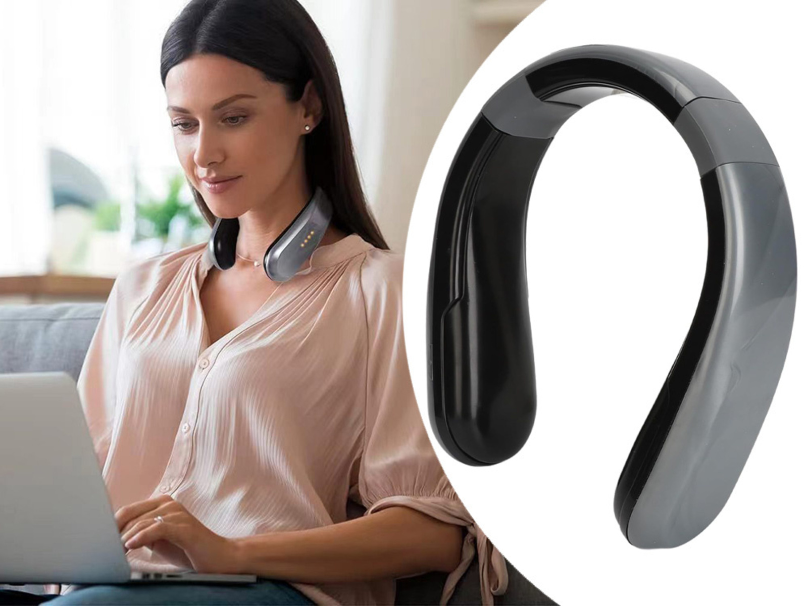 Mujer usando un masajeador de cuello mientras usa una computadora portátil. También se muestra un masajeador separado. El fondo es una sala de estar.