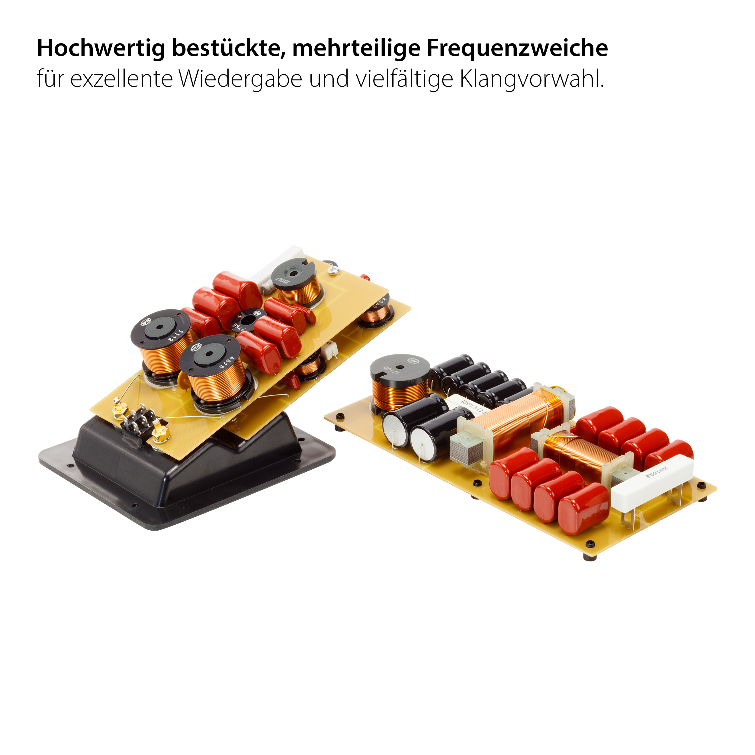 Zwei elektronische Leiterplatten mit Bauteilen wie Spulen, Kondensatoren und Widerständen, auf weißem Hintergrund.