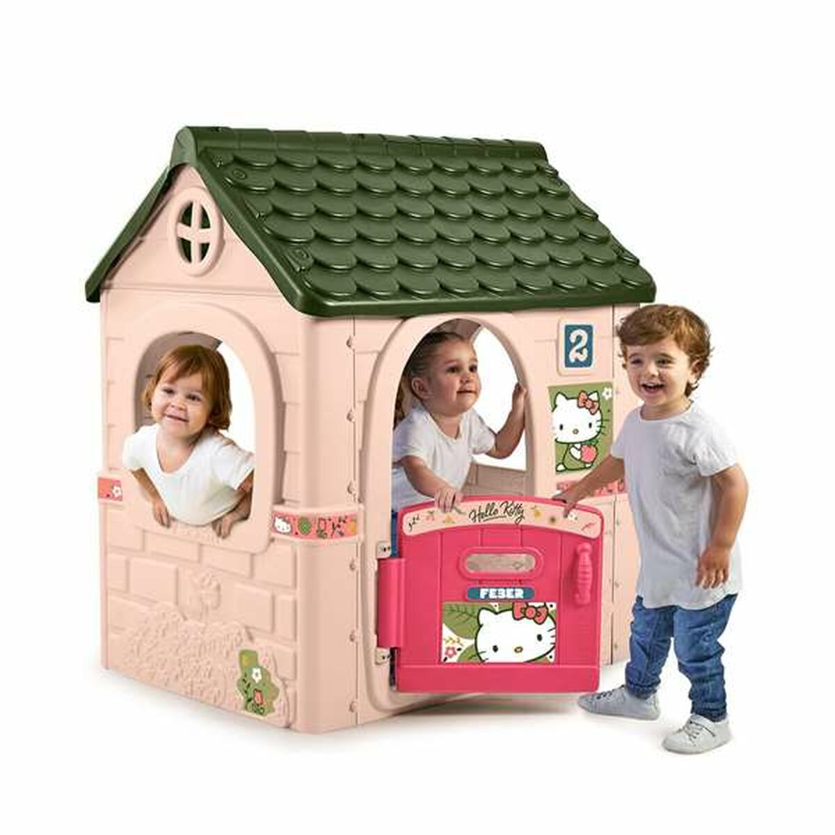 Tres niños juegan en una casa de juegos de Hello Kitty. La casa es rosa, con techo verde y puerta roja.
