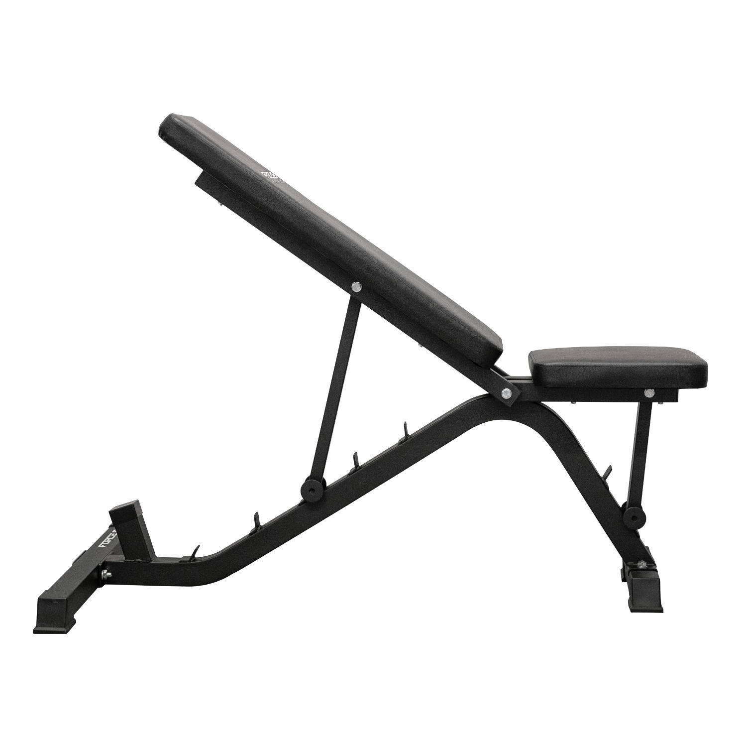 Een zwarte halterbank met een schuine rugleuning en zitting. Het heeft een metalen frame en is ontworpen voor oefeningen.