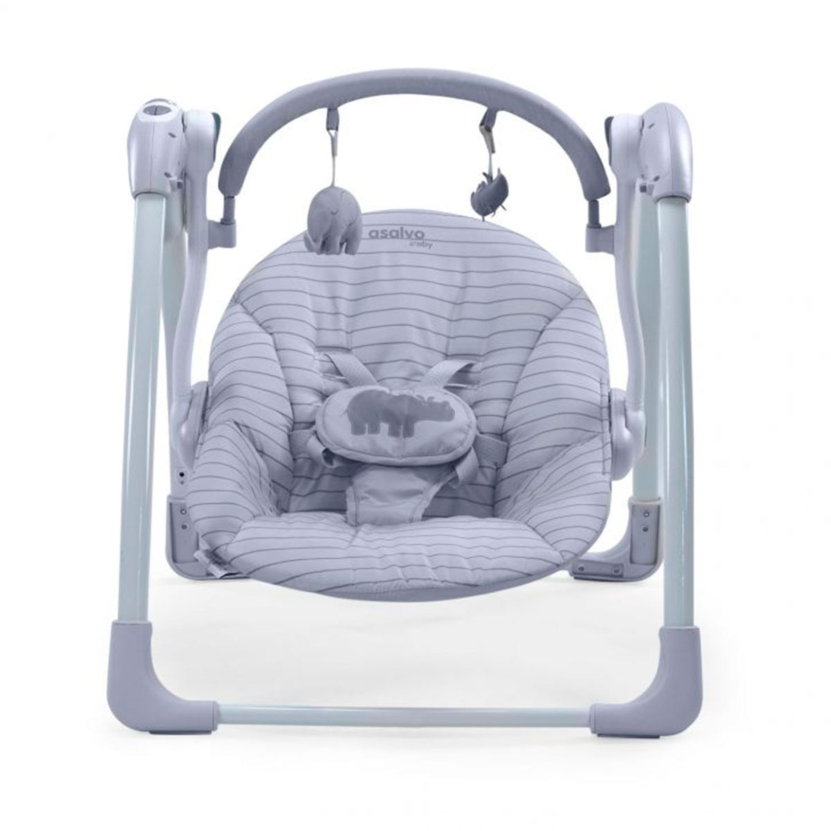 Un columpio para bebés con estructura gris y asiento a rayas. Tiene una barra de juguetes con juguetes colgantes. El asiento presenta un diseño de hipopótamo.