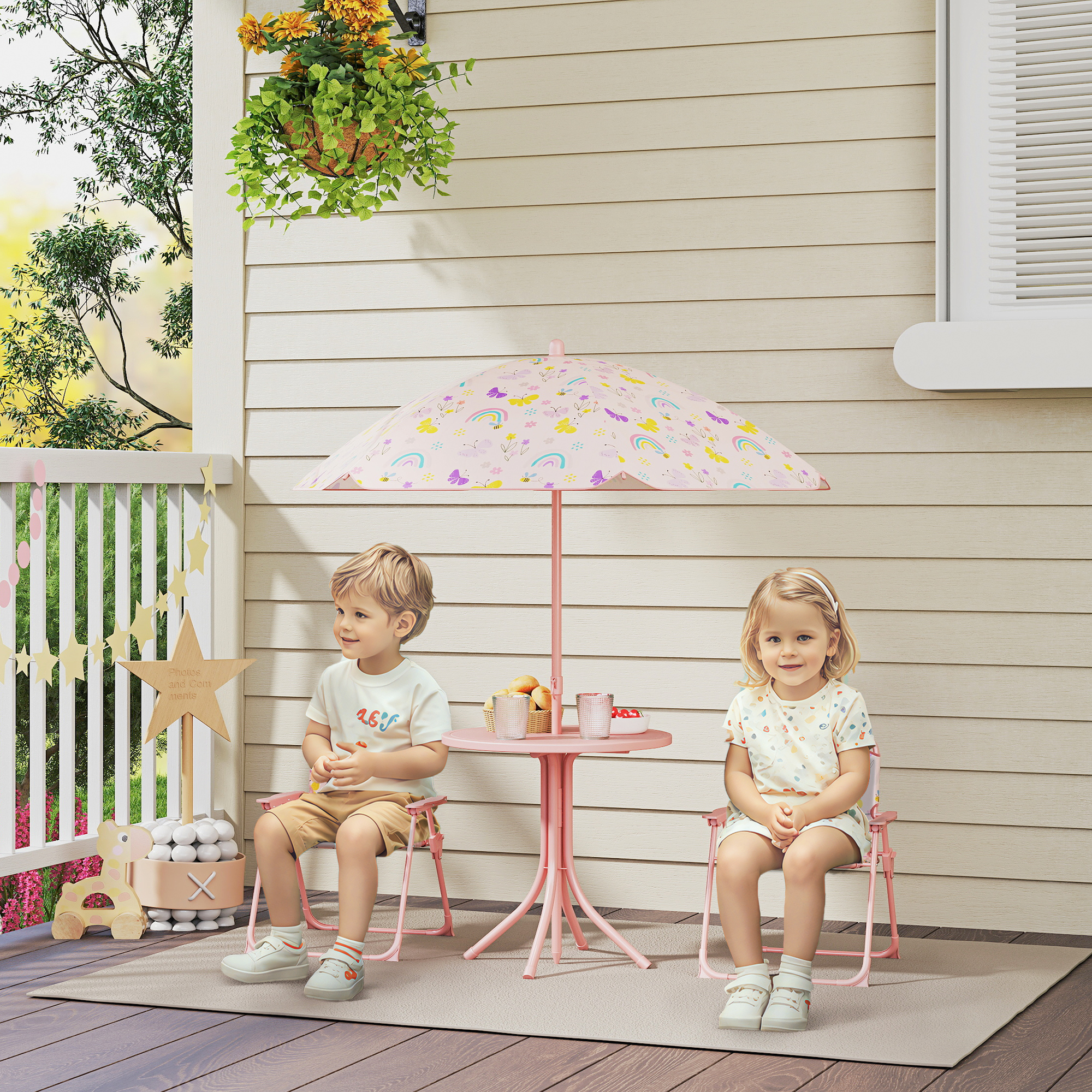 Due bambini seduti a un tavolo rosa sotto un ombrellone abbinato. Fiori e una stella di legno decorano il portico.