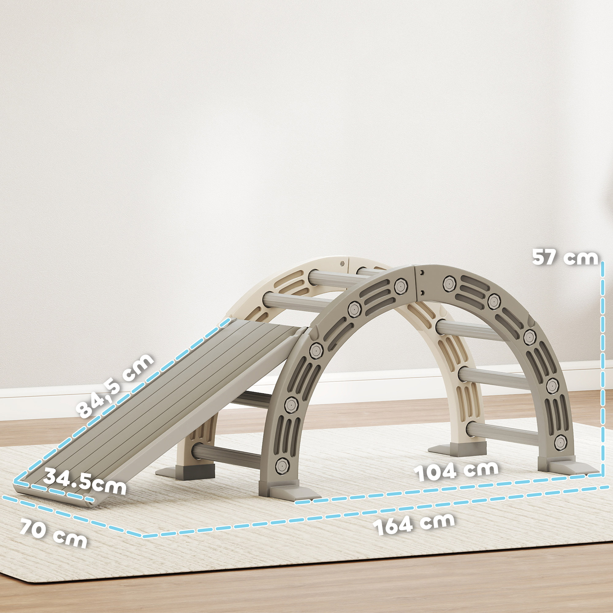 Un arco de escalada beige y gris con un tobogán sobre una alfombra. Dimensiones etiquetadas. Pared blanca al fondo.