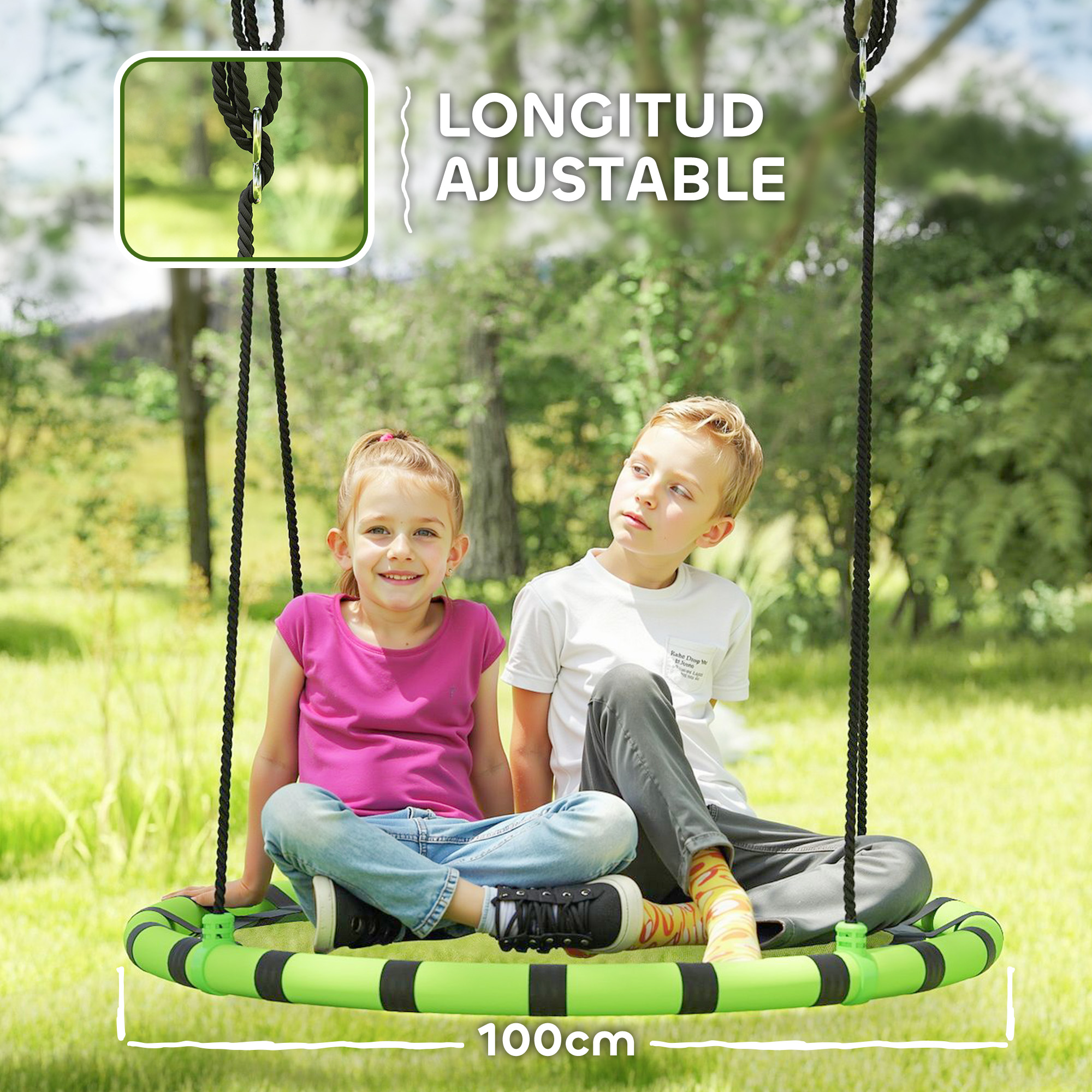 Dos niños sentados en un columpio verde. El columpio cuelga de un árbol. El fondo son árboles verdes borrosos.