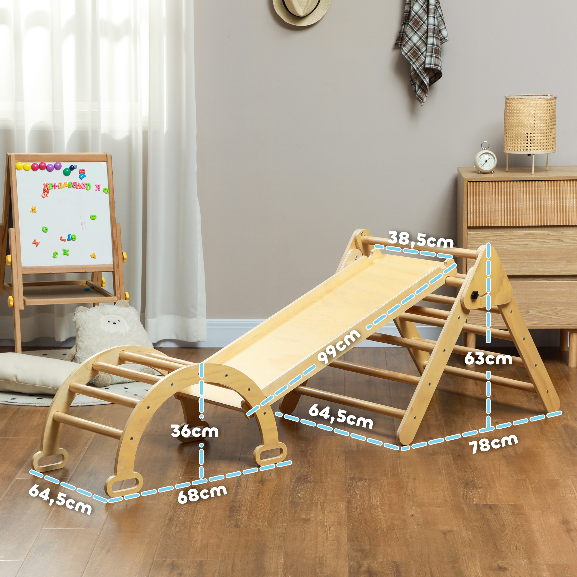 Estructura de escalada de madera con tobogán y arco sobre suelo de madera, junto a una pizarra y un armario con lámpara.