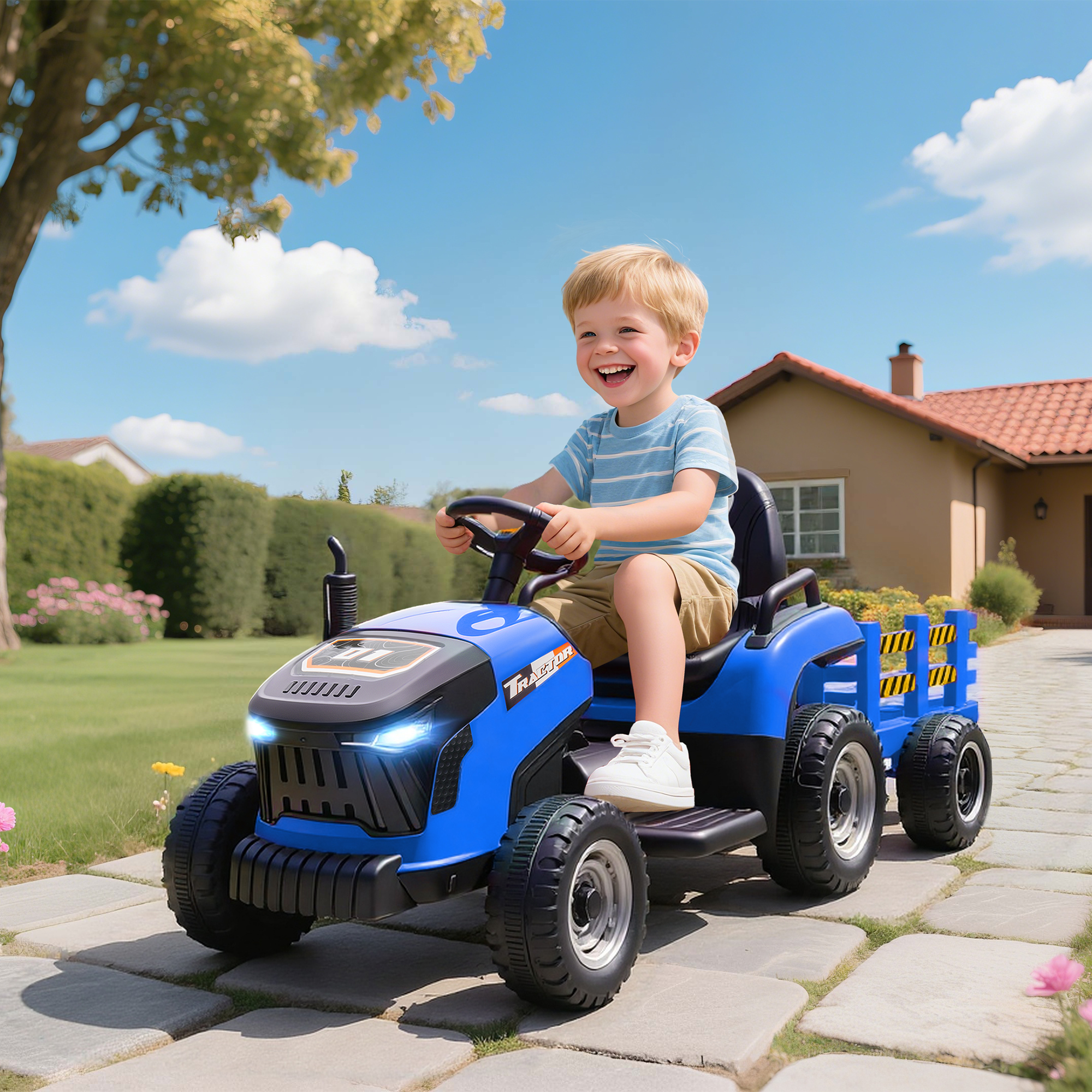 Un niño sonriente conduce un tractor de juguete azul por un camino pavimentado. Una casa y árboles están en el fondo.