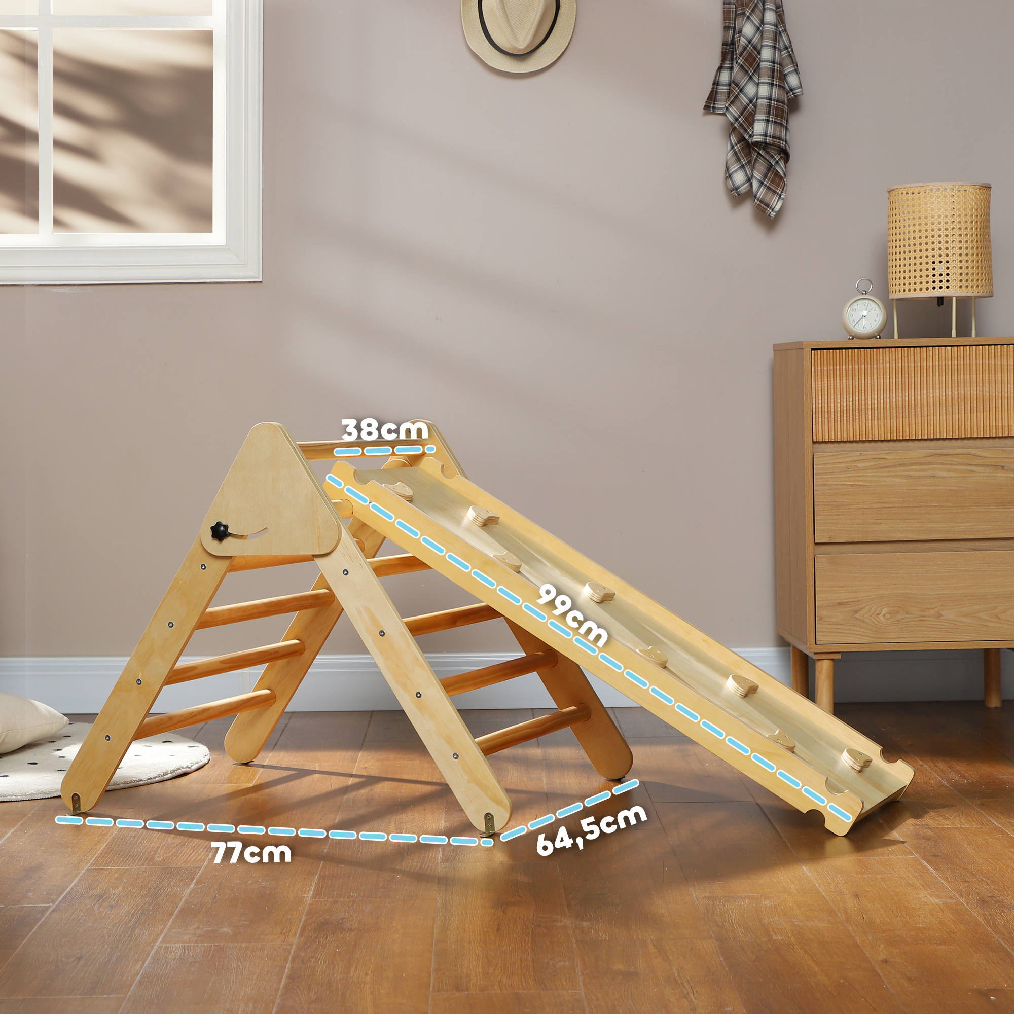 Estructura de escalada de madera con tobogán. Pared beige, suelo de madera, ventana, sombrero, armario, lámpara y reloj.