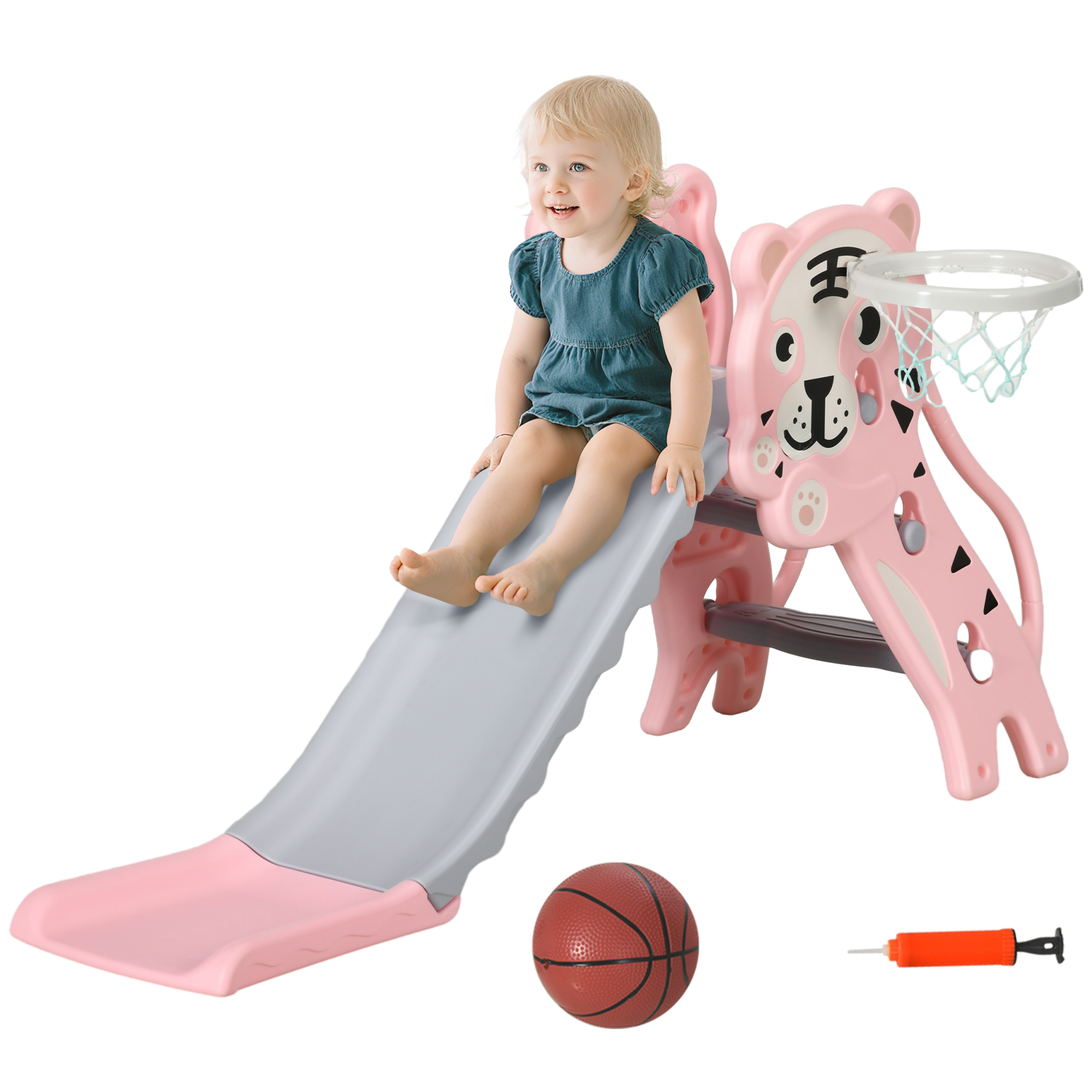 Un bambino sorride su uno scivolo rosa con un pallone da basket e una pompa. Lo scivolo ha la faccia di una tigre.