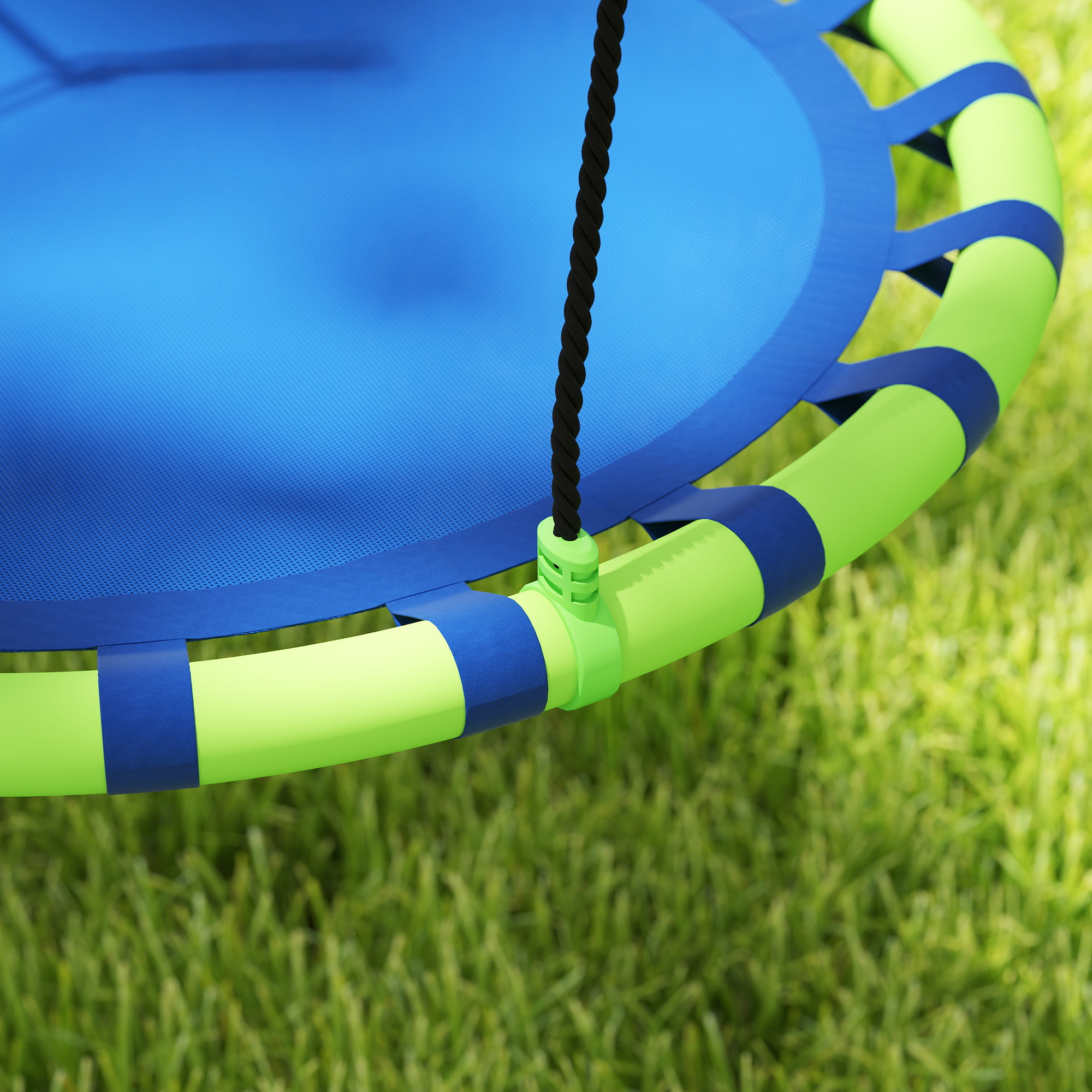 Primer plano de un columpio. Tiene un asiento circular azul, un marco y una cuerda verdes, sobre un fondo borroso de hierba verde.