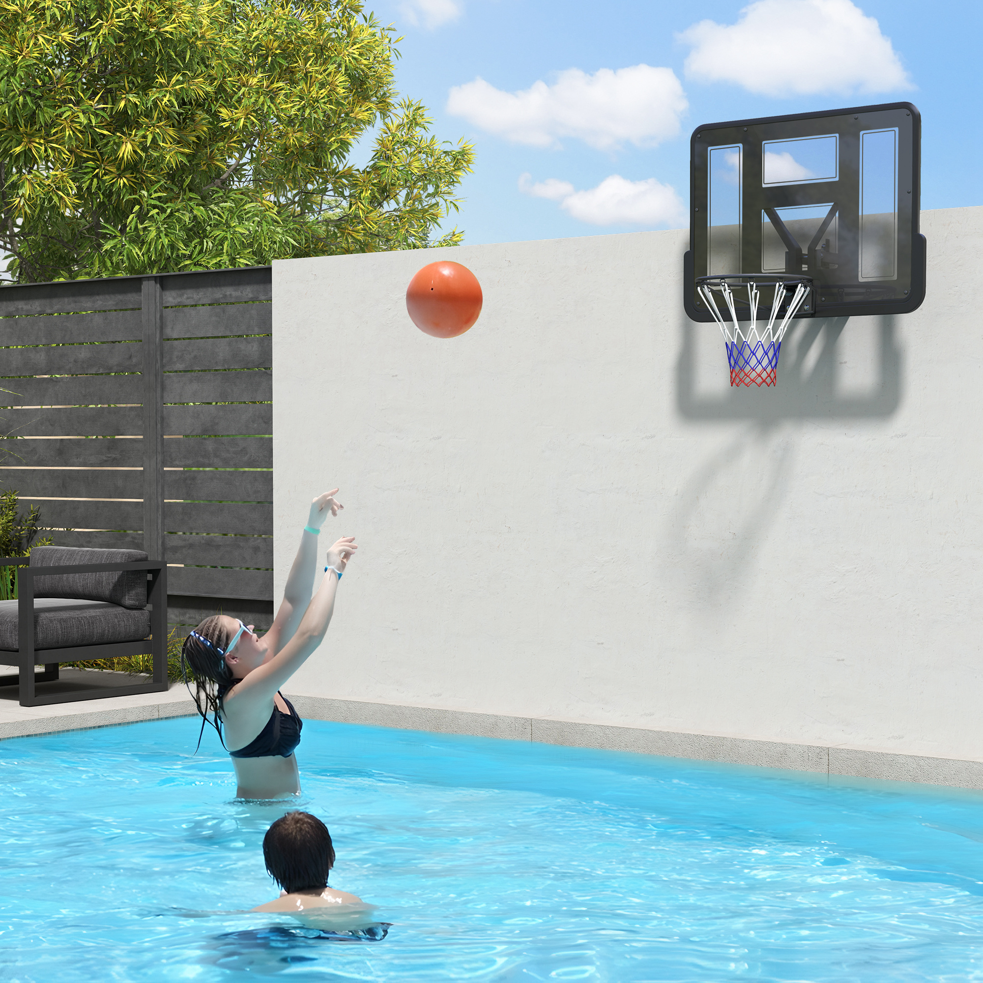 Una niña lanza un balón de baloncesto hacia un aro en una piscina. Un niño nada cerca. El cielo es visible.
