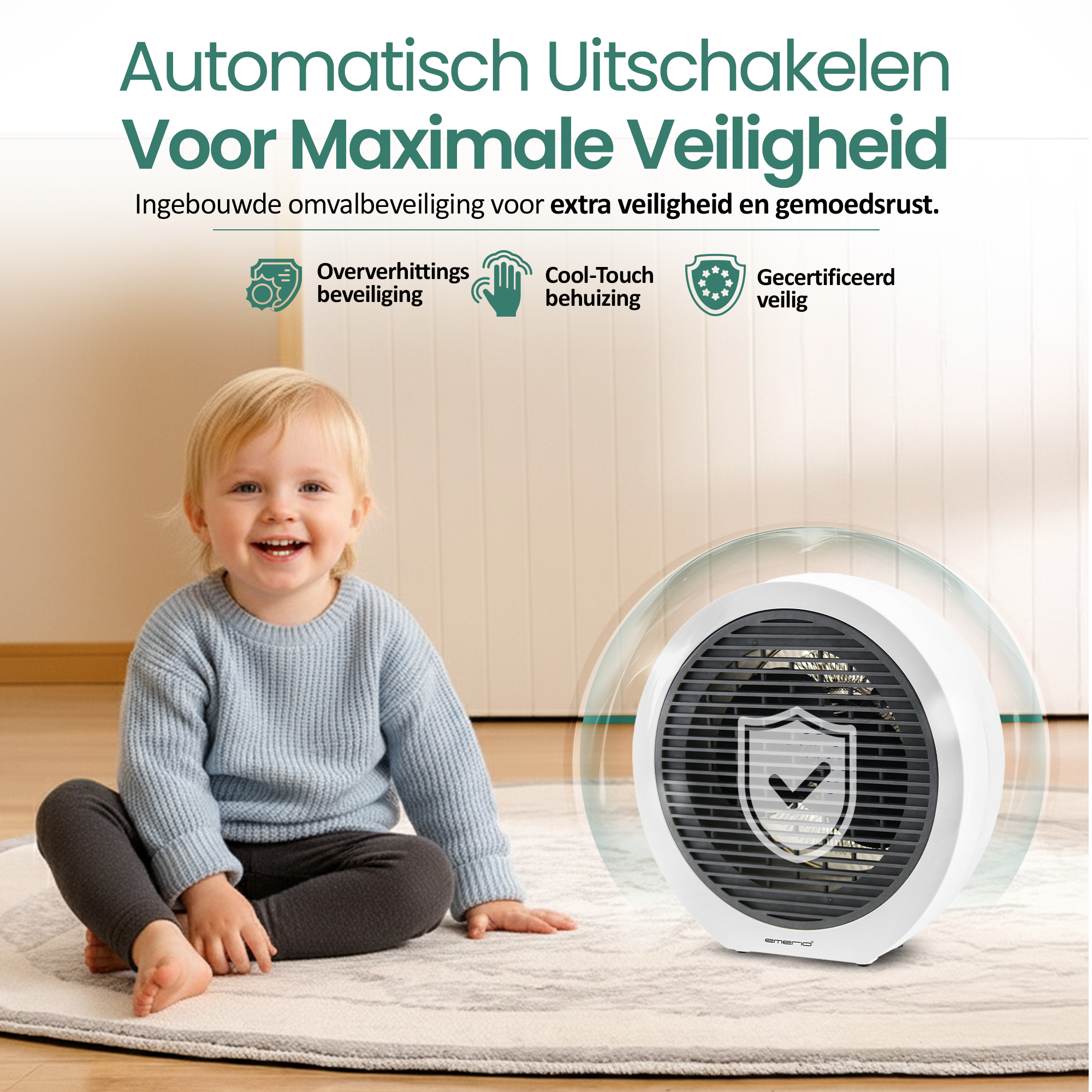 Een lachend kind zit bij een witte ventilator op een kleed. De ventilator heeft een veiligheidsschild.