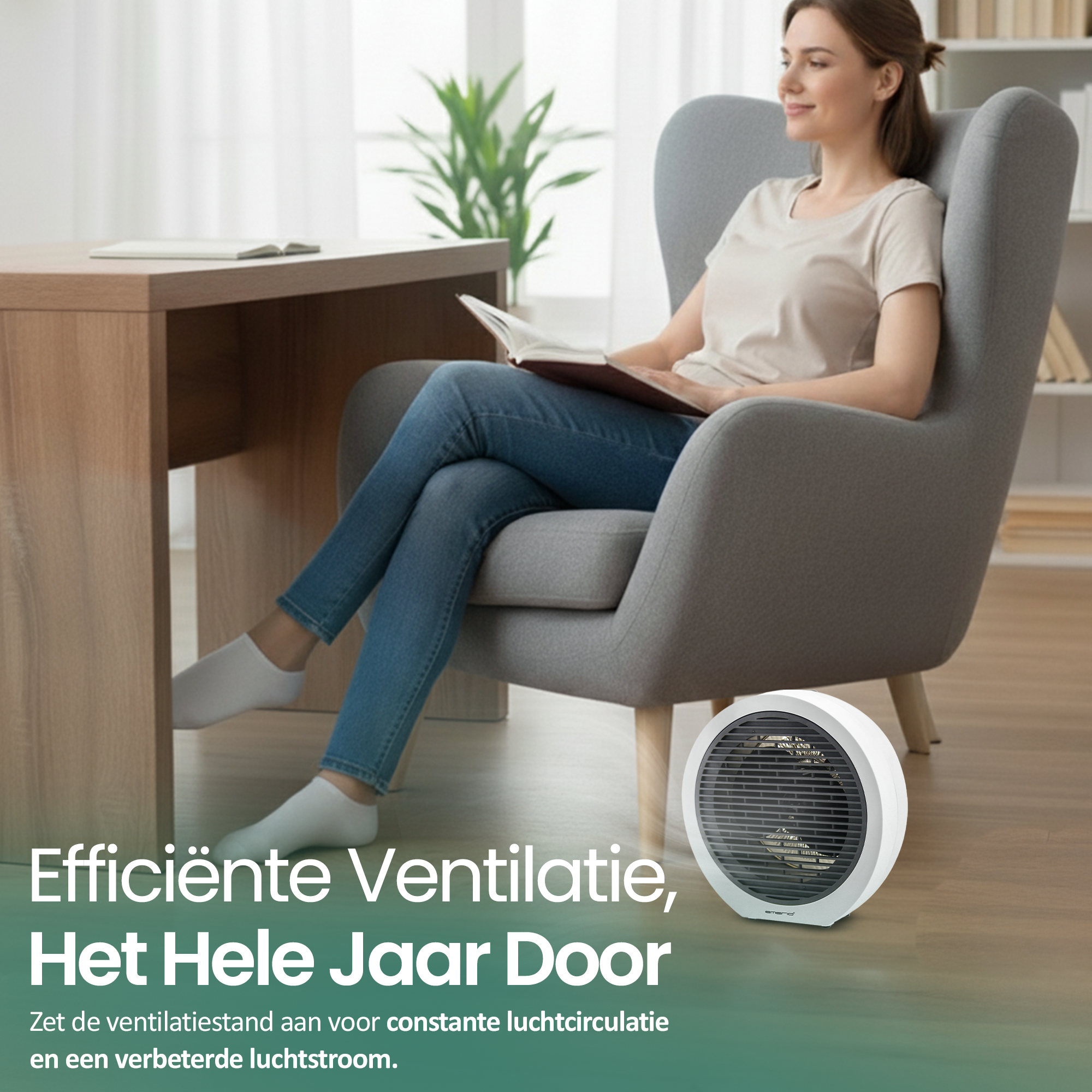 Een vrouw zit in een stoel te lezen. Een witte ventilator staat op de grond. Tekst luidt: 'Efficiënte ventilatie, het hele jaar door'.