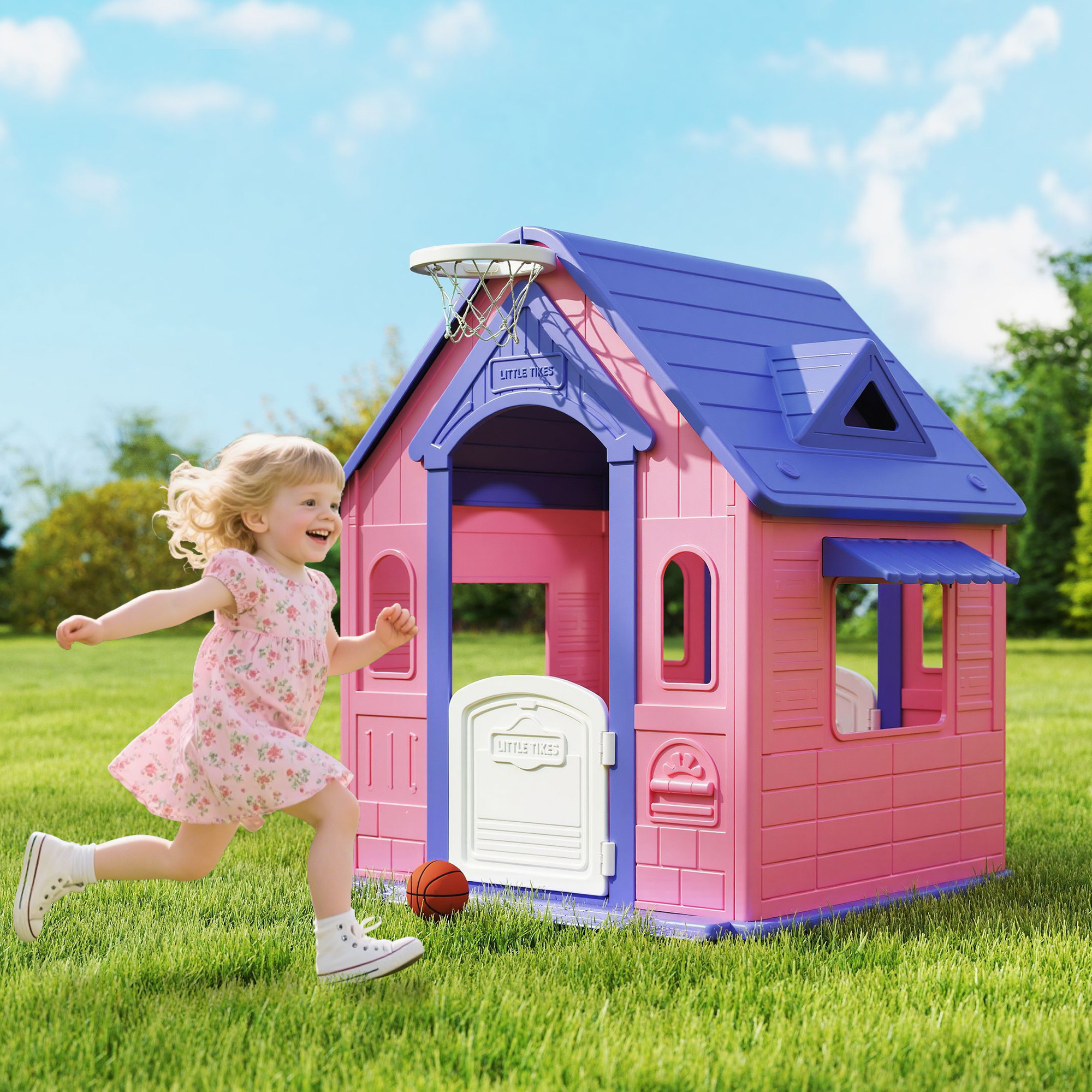 Una niña corre hacia una casa de juegos rosa con una canasta de baloncesto. La casa tiene un techo azul y está sobre hierba verde.