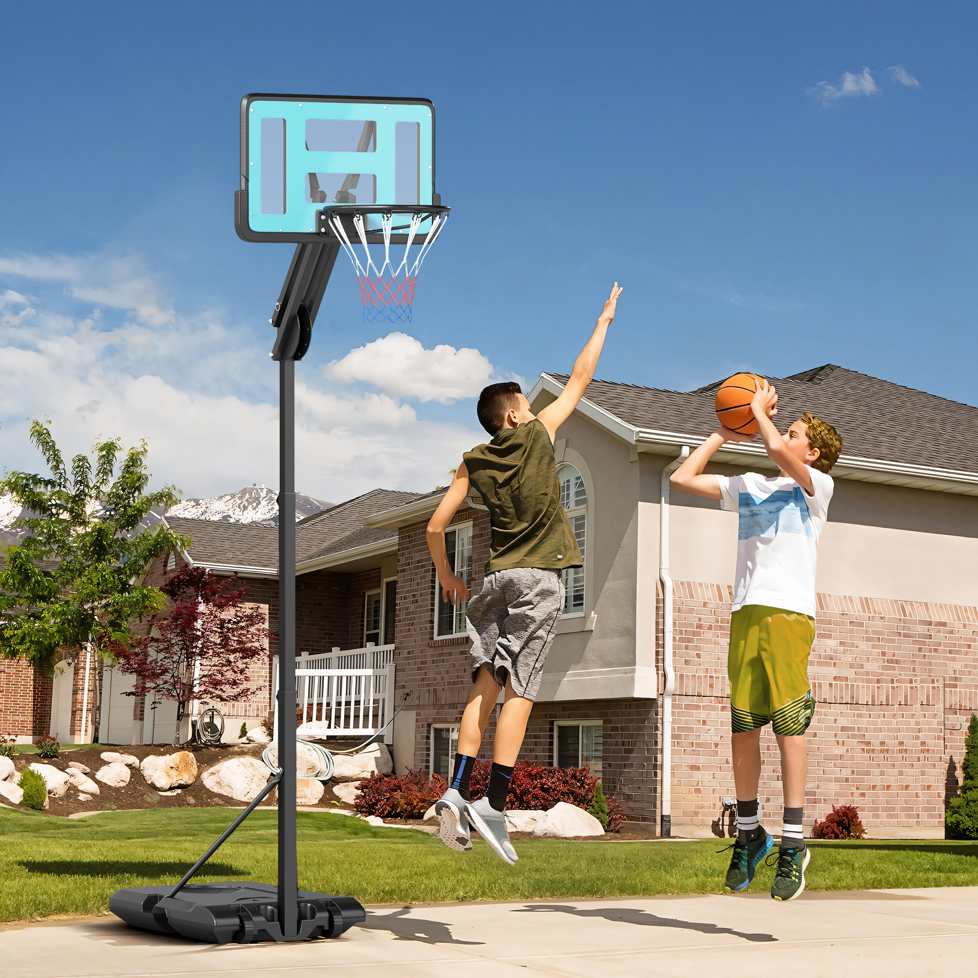 Dos chicos jugando baloncesto al aire libre. Uno salta para tirar, el otro para defender. Canasta y casa en el fondo.