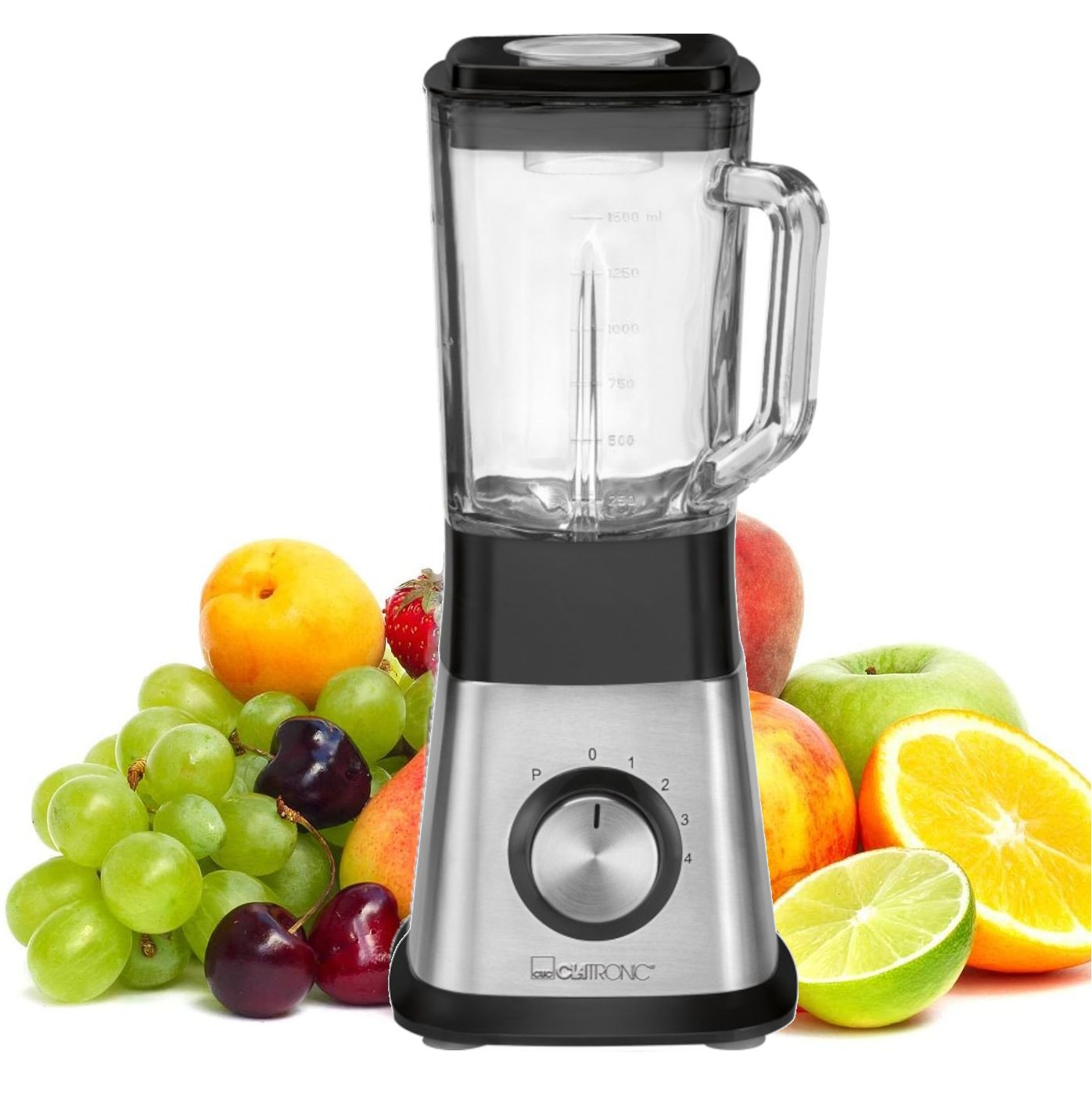 Blender z owocami takimi jak winogrona, brzoskwinie, jabłka, pomarańcze i limonki. Blender ma srebrną podstawę i szklany dzbanek.