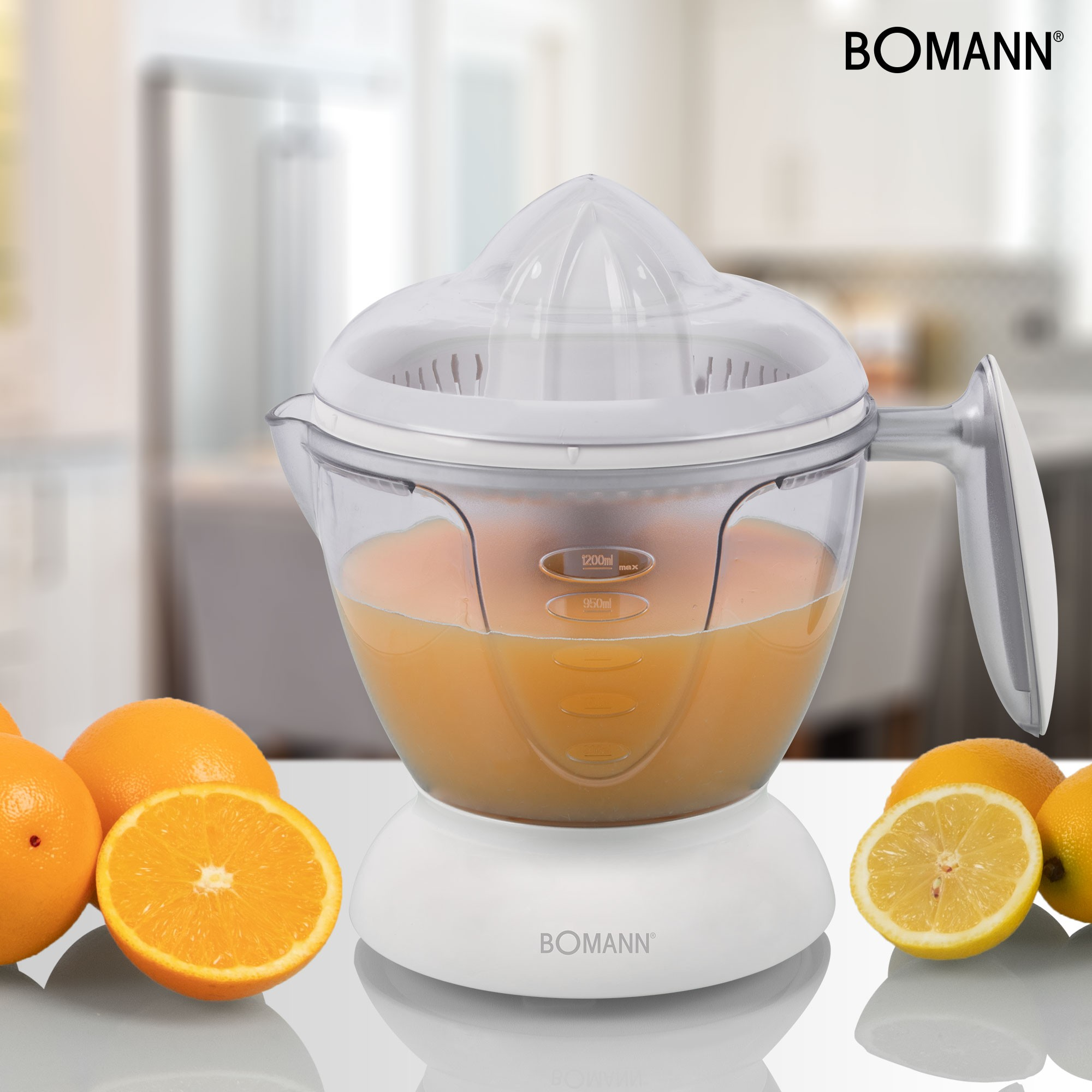 Biała i przezroczysta wyciskarka do soku z sokiem pomarańczowym, pomarańczami i cytrynami na białej powierzchni. Marka to BOMANN.