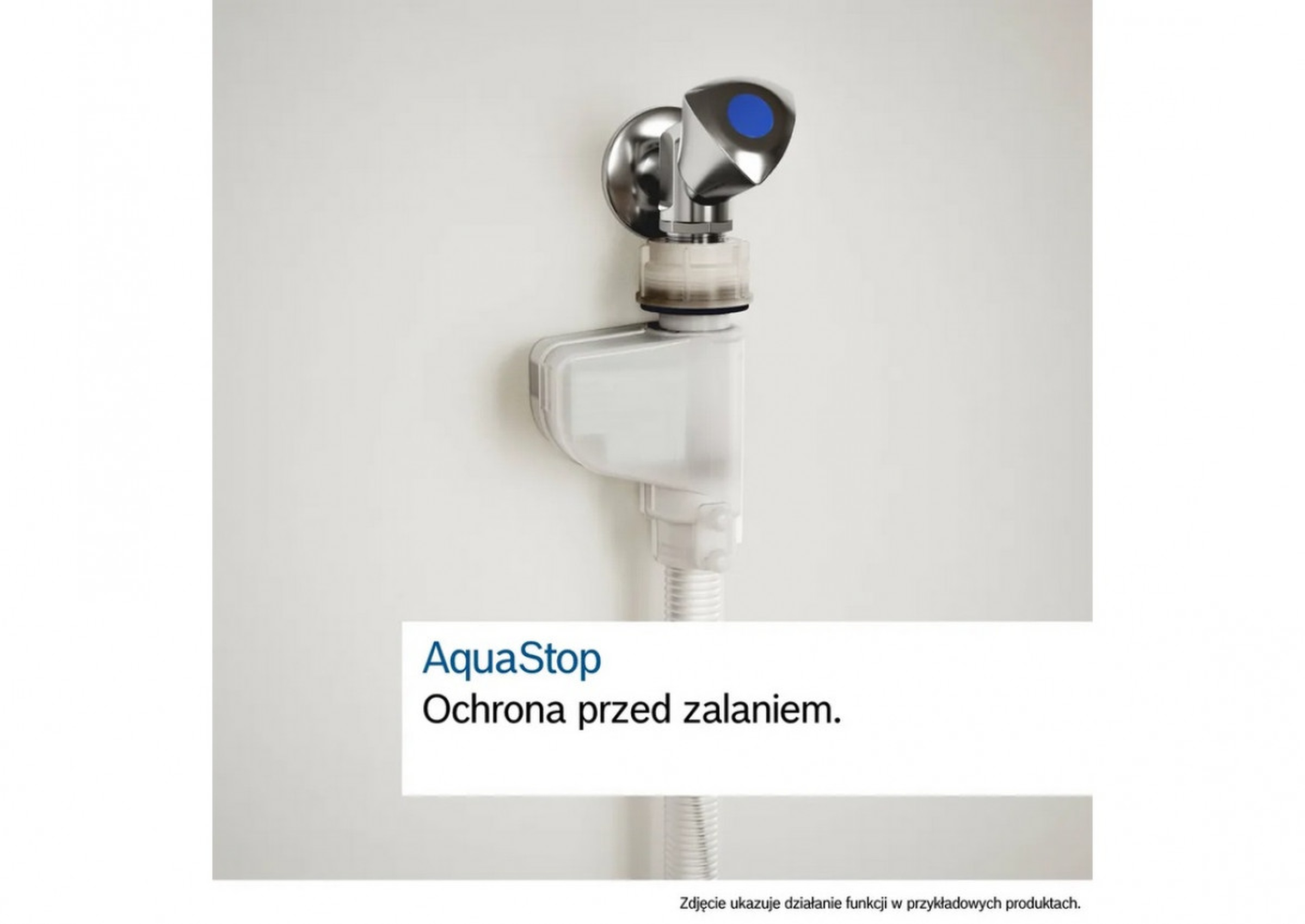Urządzenie AquaStop, srebrne i niebieskie, na białej ścianie. Tekst: Ochrona przed zalaniem.