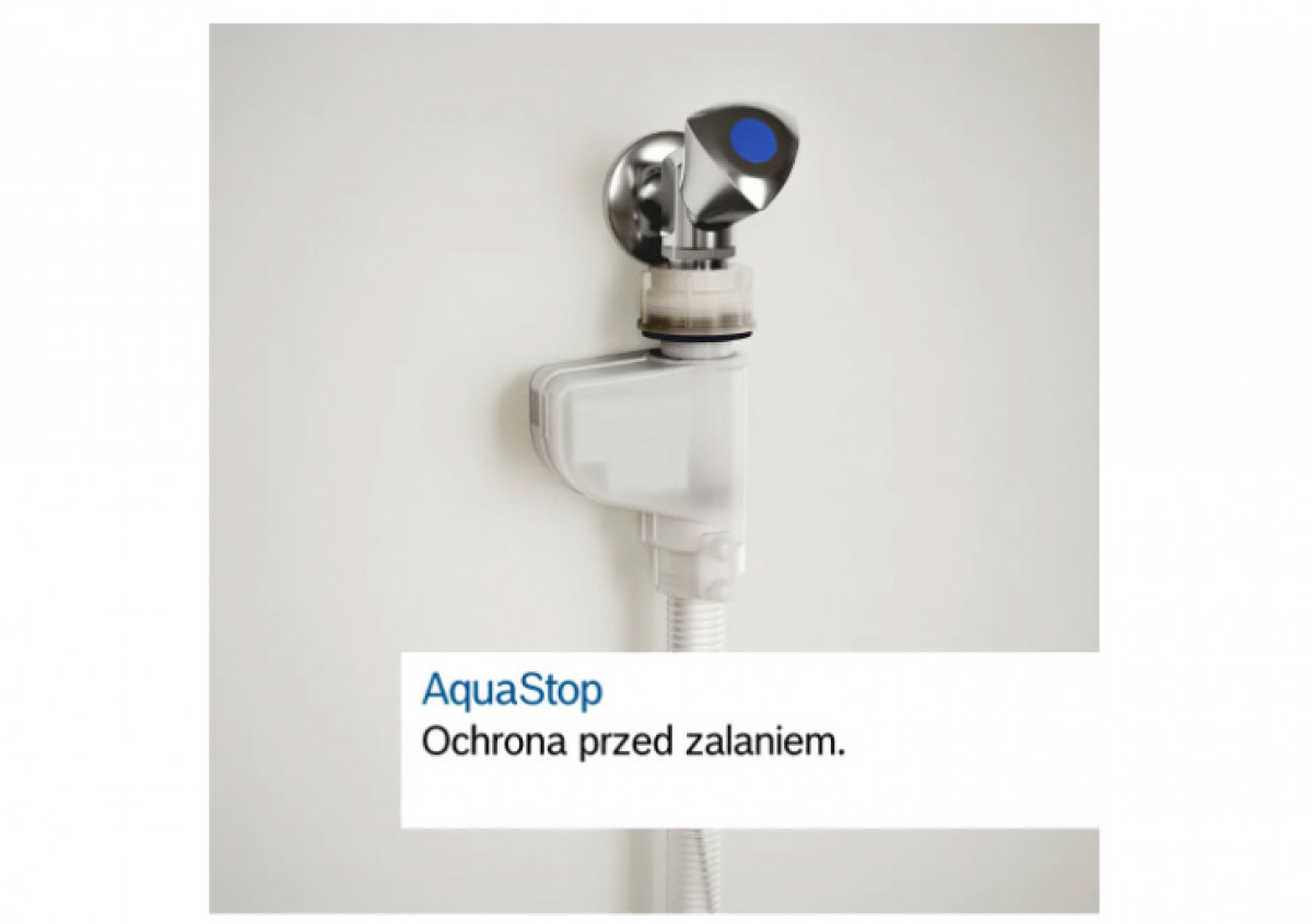 Biała ściana z urządzeniem odcinającym wodę. Ma niebieski przycisk i tekst 'AquaStop' oraz 'Ochrona przed zalaniem'.