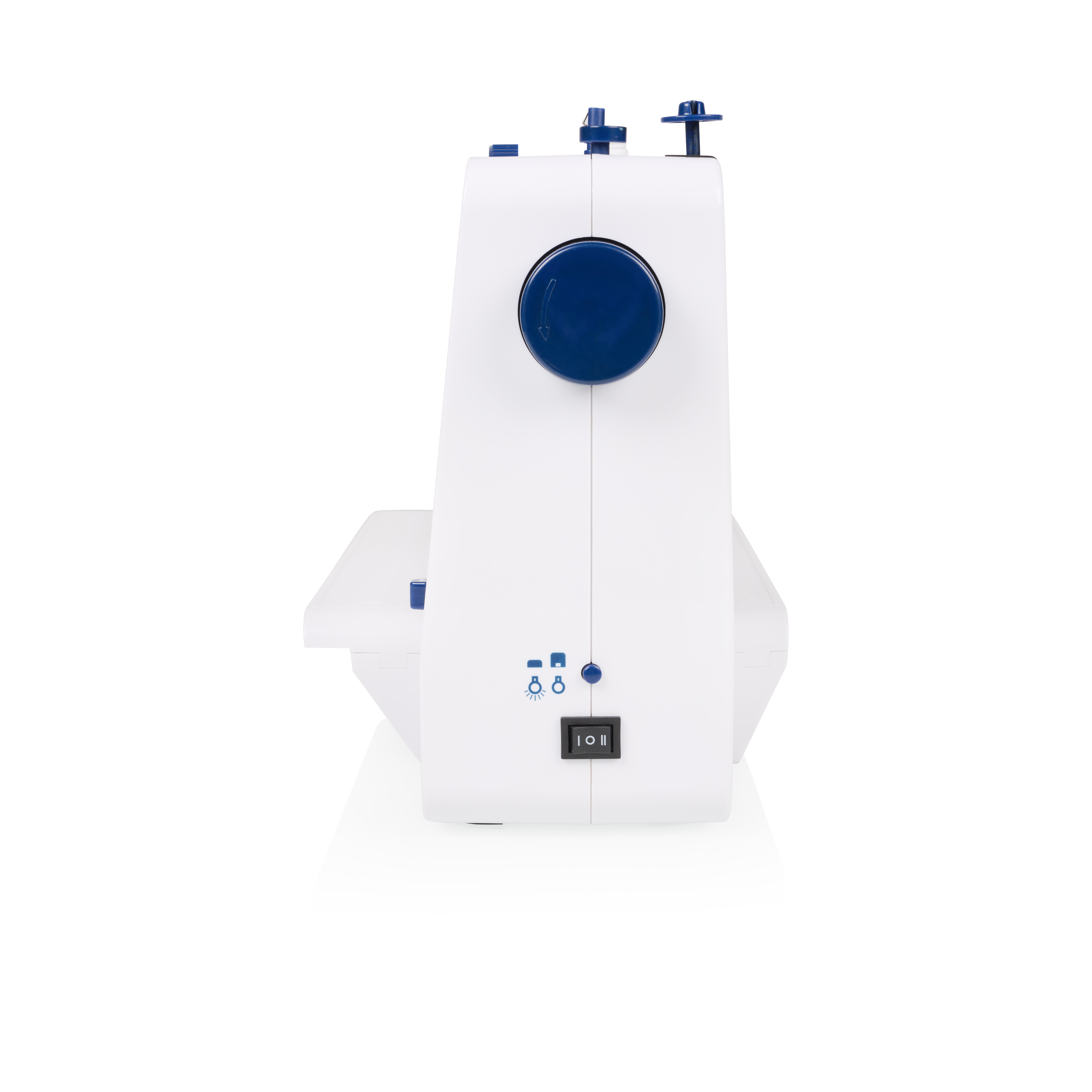 Una macchina da cucire bianca con dettagli blu è centrata su sfondo bianco. Ha un interruttore e un grande bottone blu.